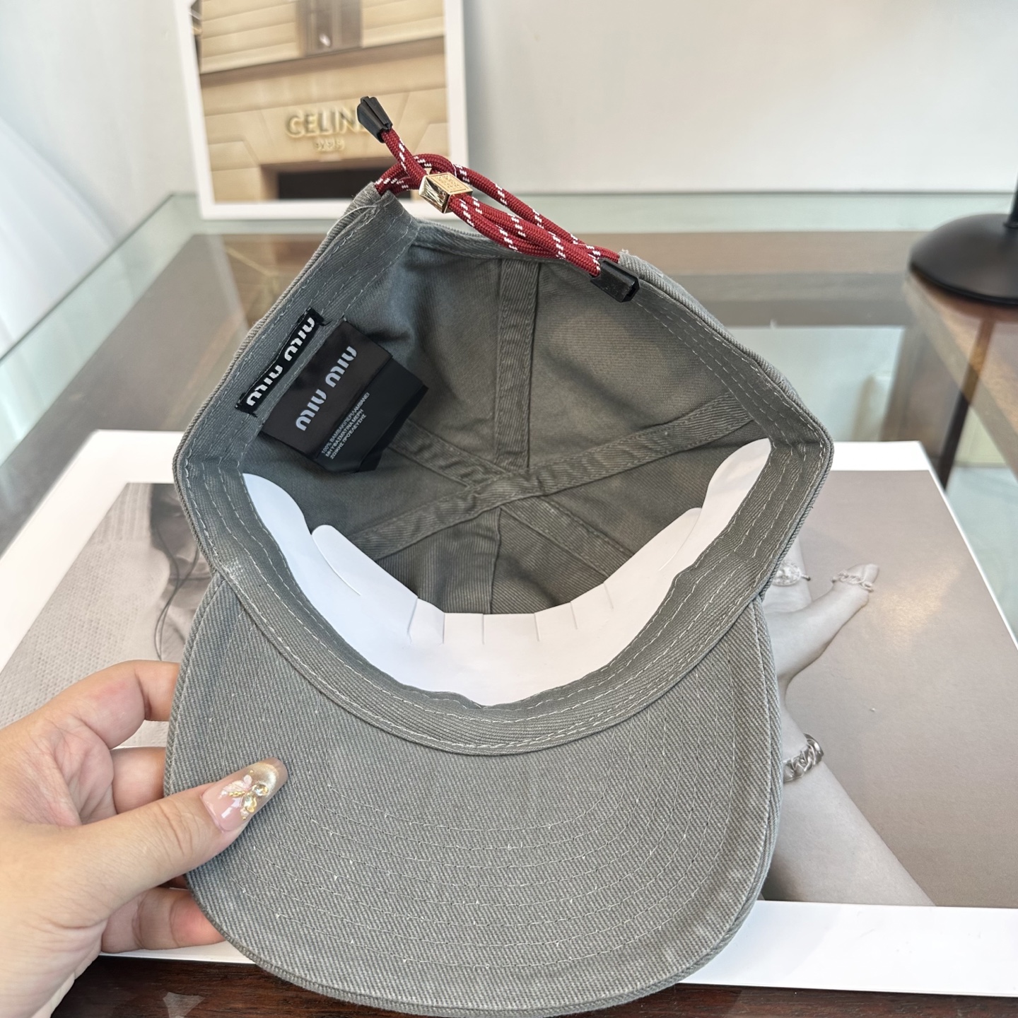 缪缪miumiu 棒球帽 简单休闲风的棒球帽 减龄百搭 适配度很高！简单随性~出街拍照拗造型非常加分~男