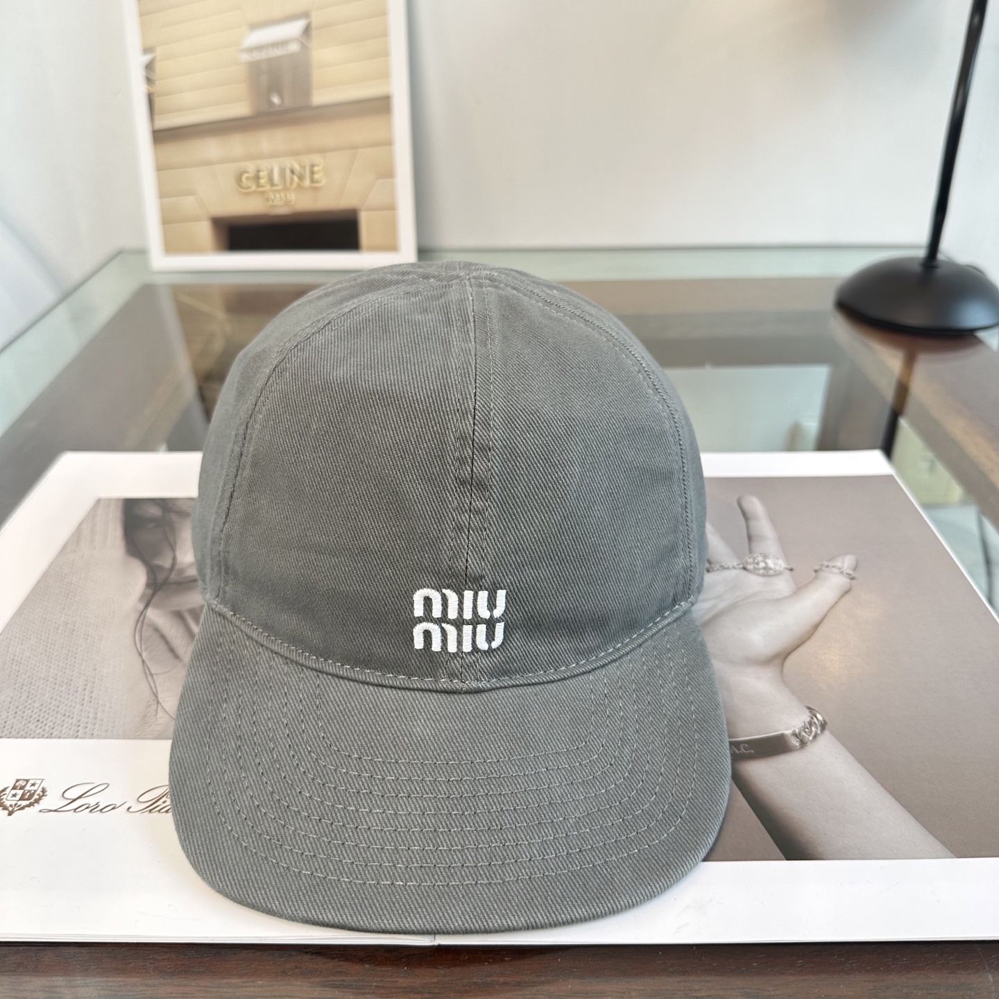 缪缪miumiu 棒球帽 简单休闲风的棒球帽 减龄百搭 适配度很高！简单随性~出街拍照拗造型非常加分~男