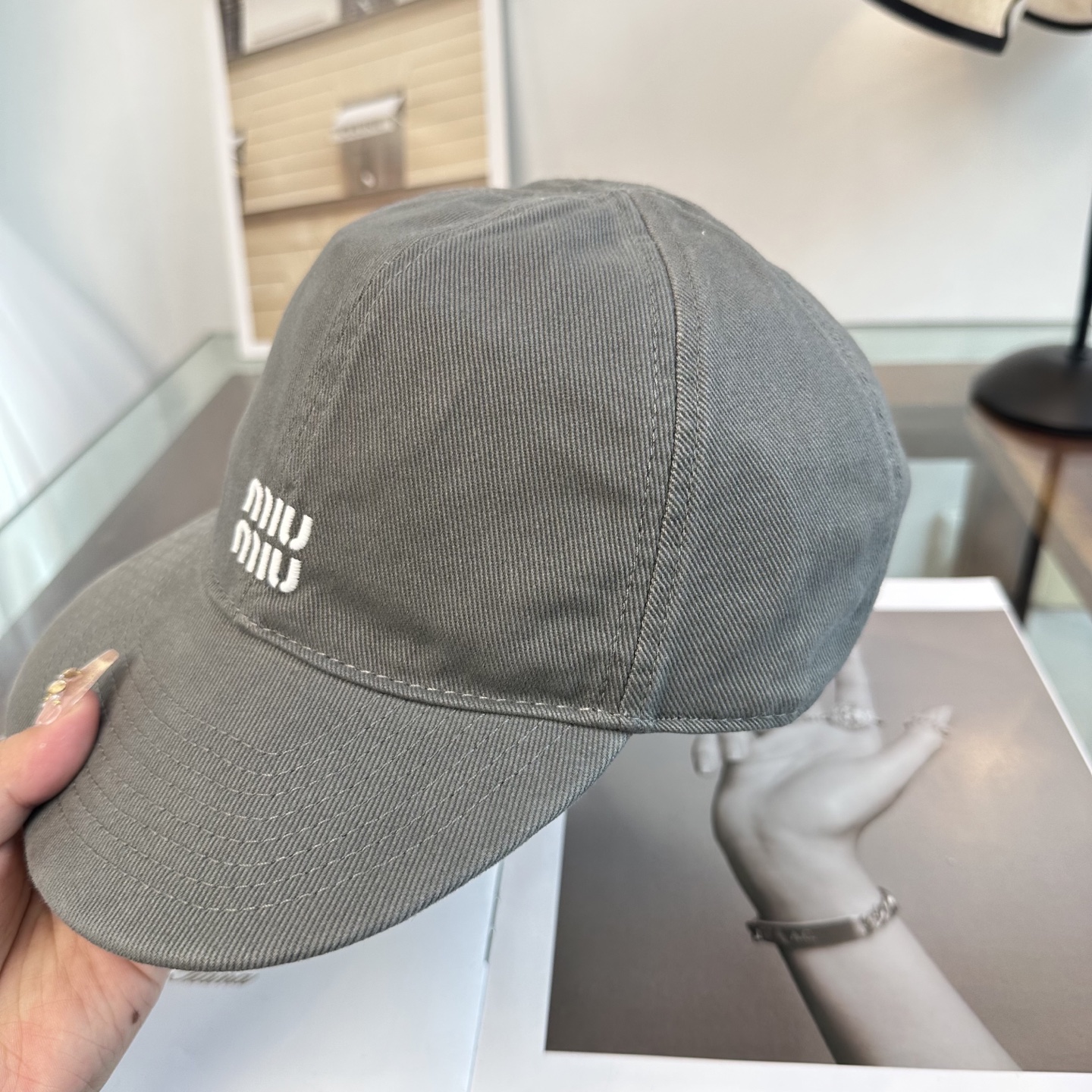 缪缪miumiu 棒球帽 简单休闲风的棒球帽 减龄百搭 适配度很高！简单随性~出街拍照拗造型非常加分~男