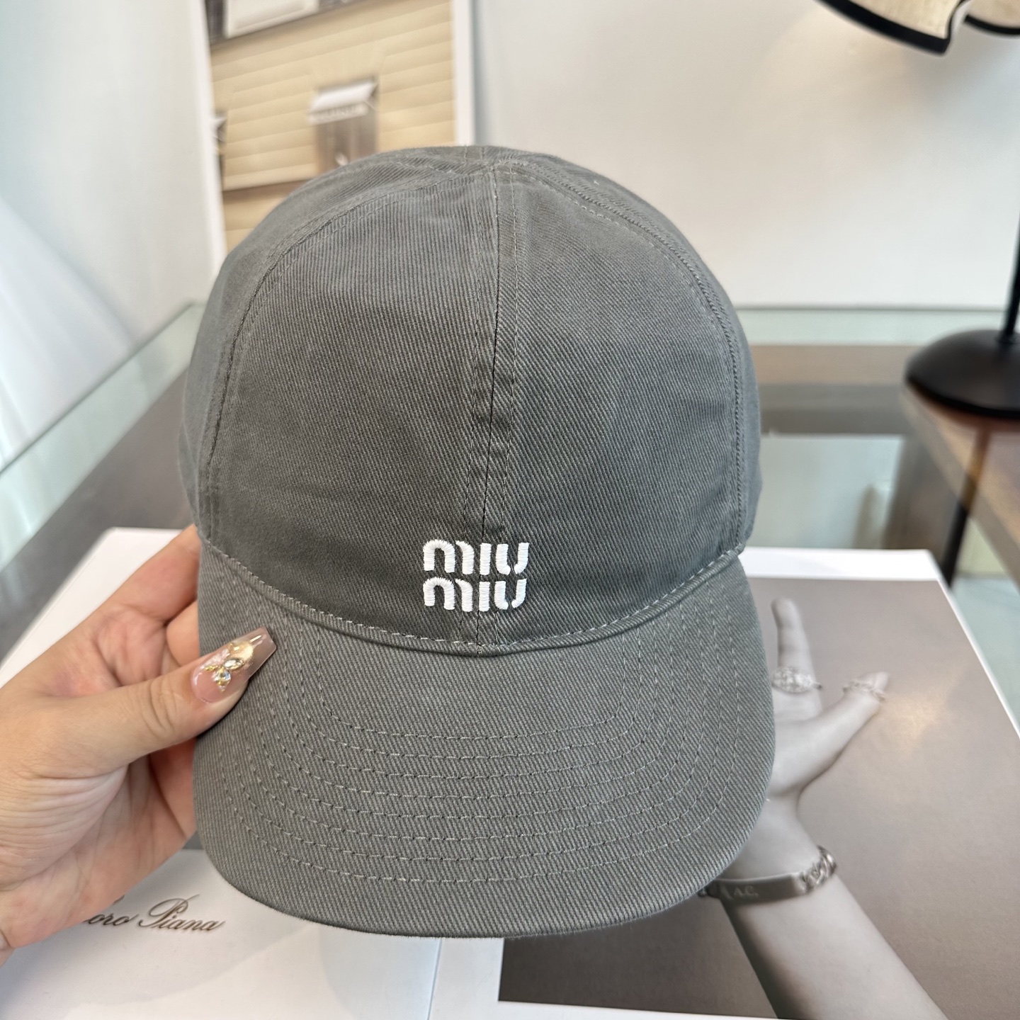 缪缪miumiu 棒球帽 简单休闲风的棒球帽 减龄百搭 适配度很高！简单随性~出街拍照拗造型非常加分~男