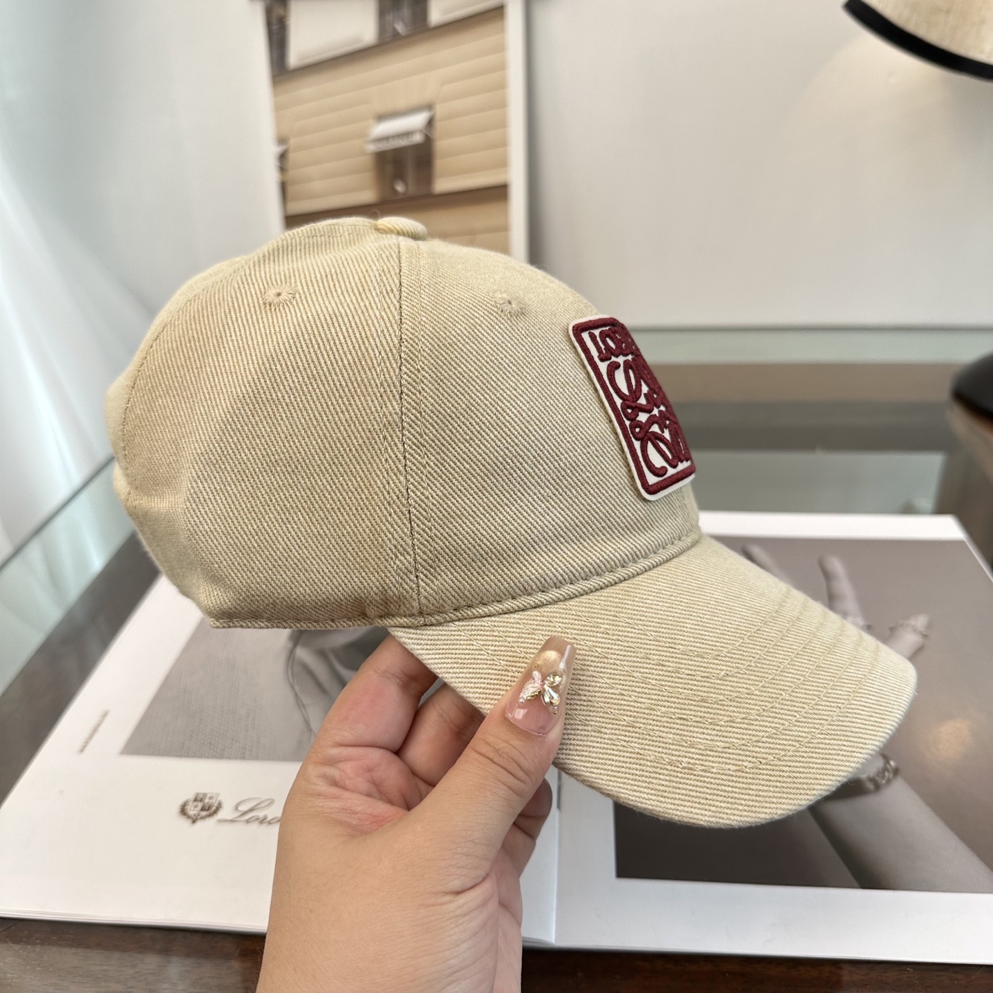 Loewe罗意威26春棒球们颜值担当，遮阳挡风的四季款，闭眼入不会撞款喔！版型挺阔 面料很好喔