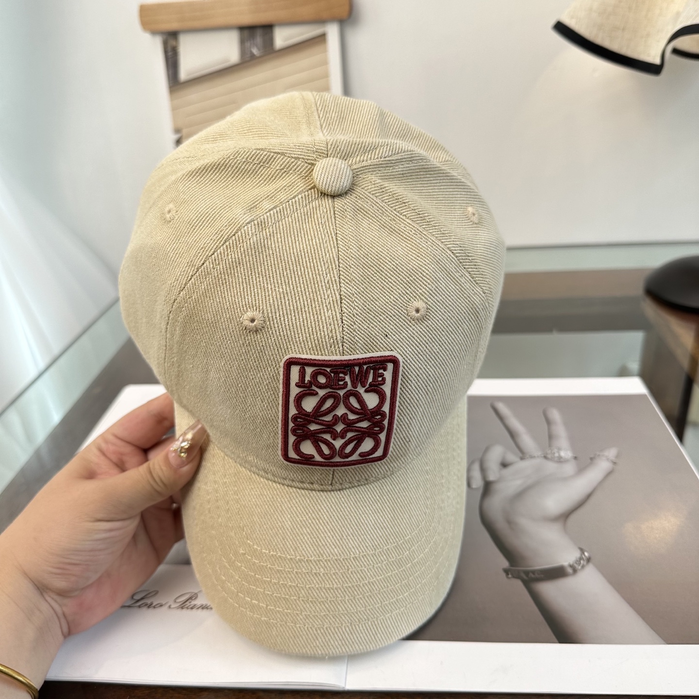 Loewe罗意威26春棒球们颜值担当，遮阳挡风的四季款，闭眼入不会撞款喔！版型挺阔 面料很好喔