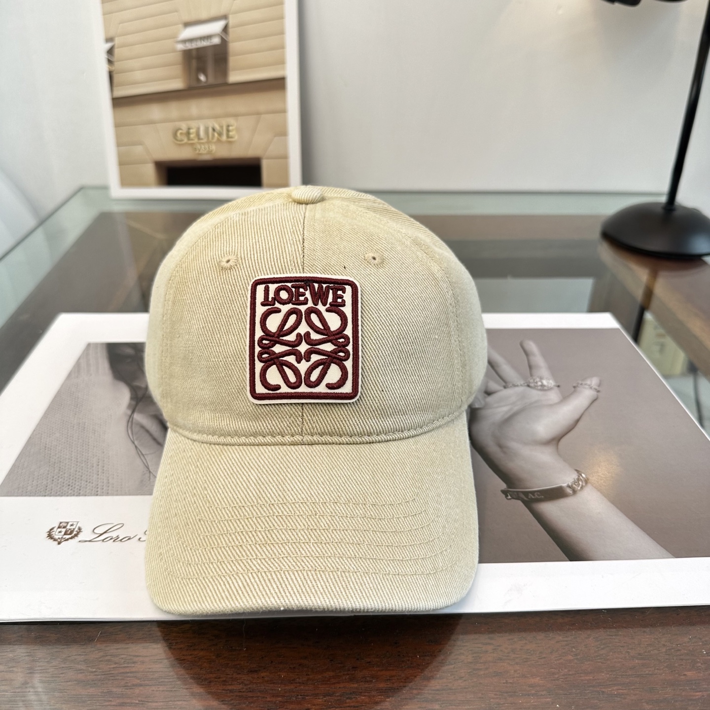 Loewe罗意威26春棒球们颜值担当，遮阳挡风的四季款，闭眼入不会撞款喔！版型挺阔 面料很好喔