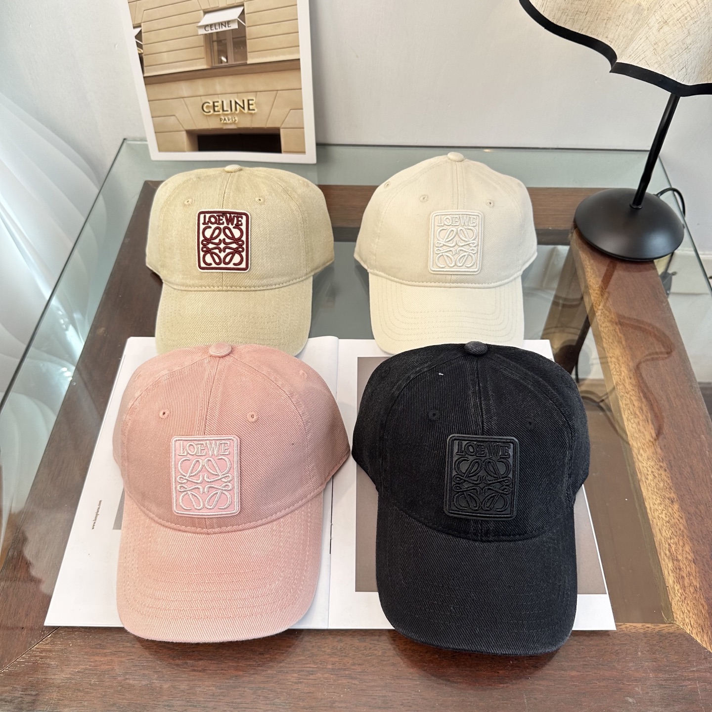 Loewe罗意威26春棒球们颜值担当，遮阳挡风的四季款，闭眼入不会撞款喔！版型挺阔 面料很好喔