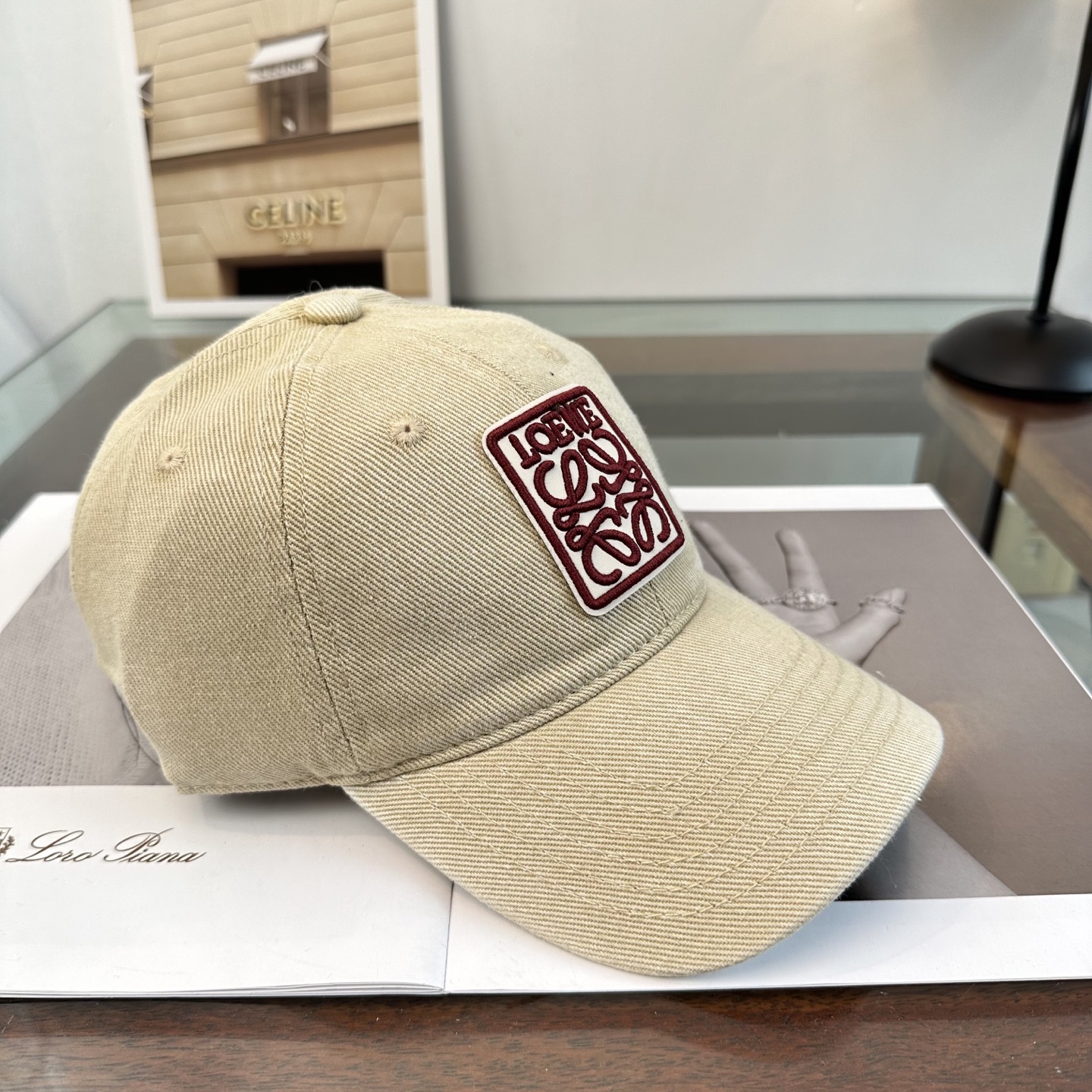 Loewe罗意威26春棒球们颜值担当，遮阳挡风的四季款，闭眼入不会撞款喔！版型挺阔 面料很好喔