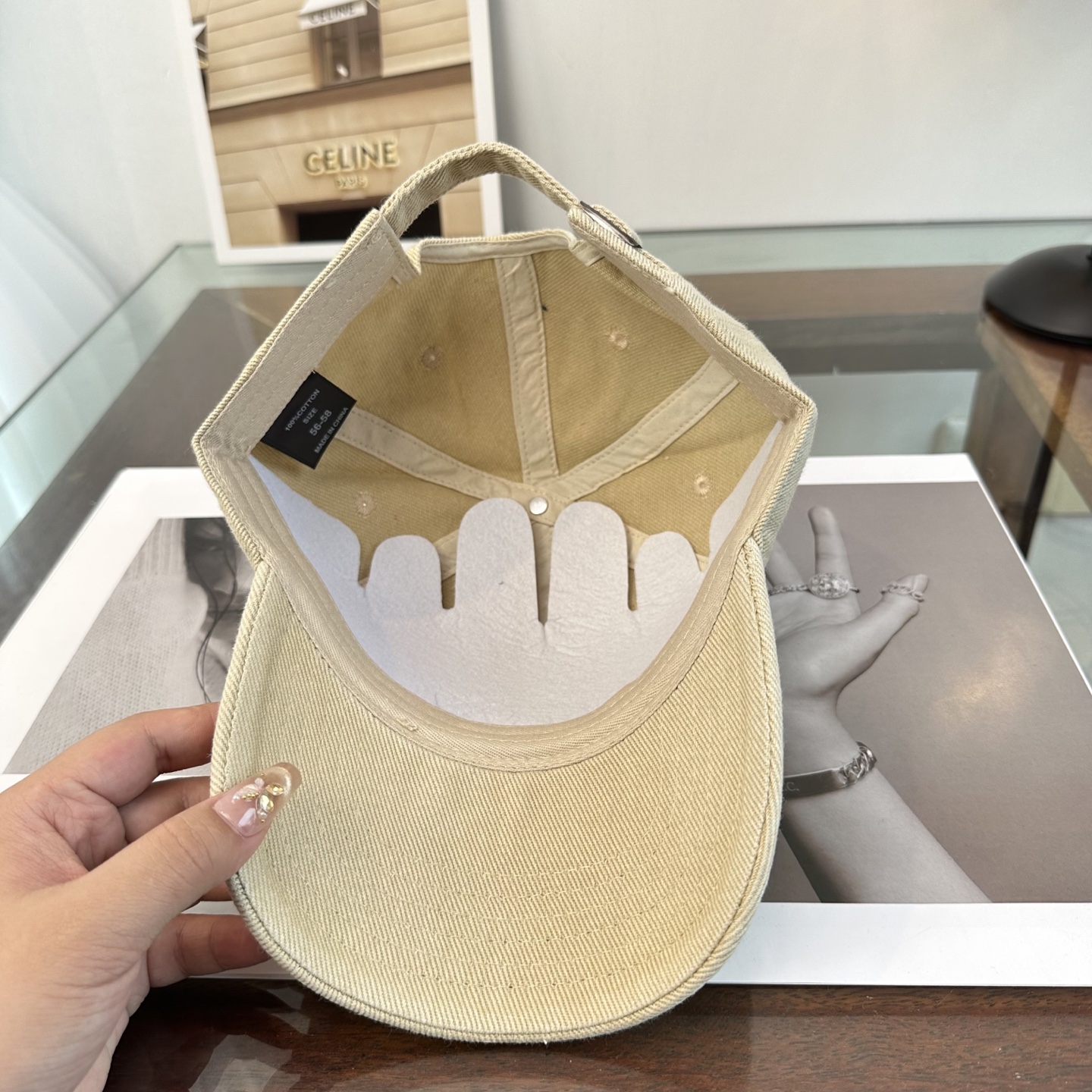 Loewe罗意威26春棒球们颜值担当，遮阳挡风的四季款，闭眼入不会撞款喔！版型挺阔 面料很好喔