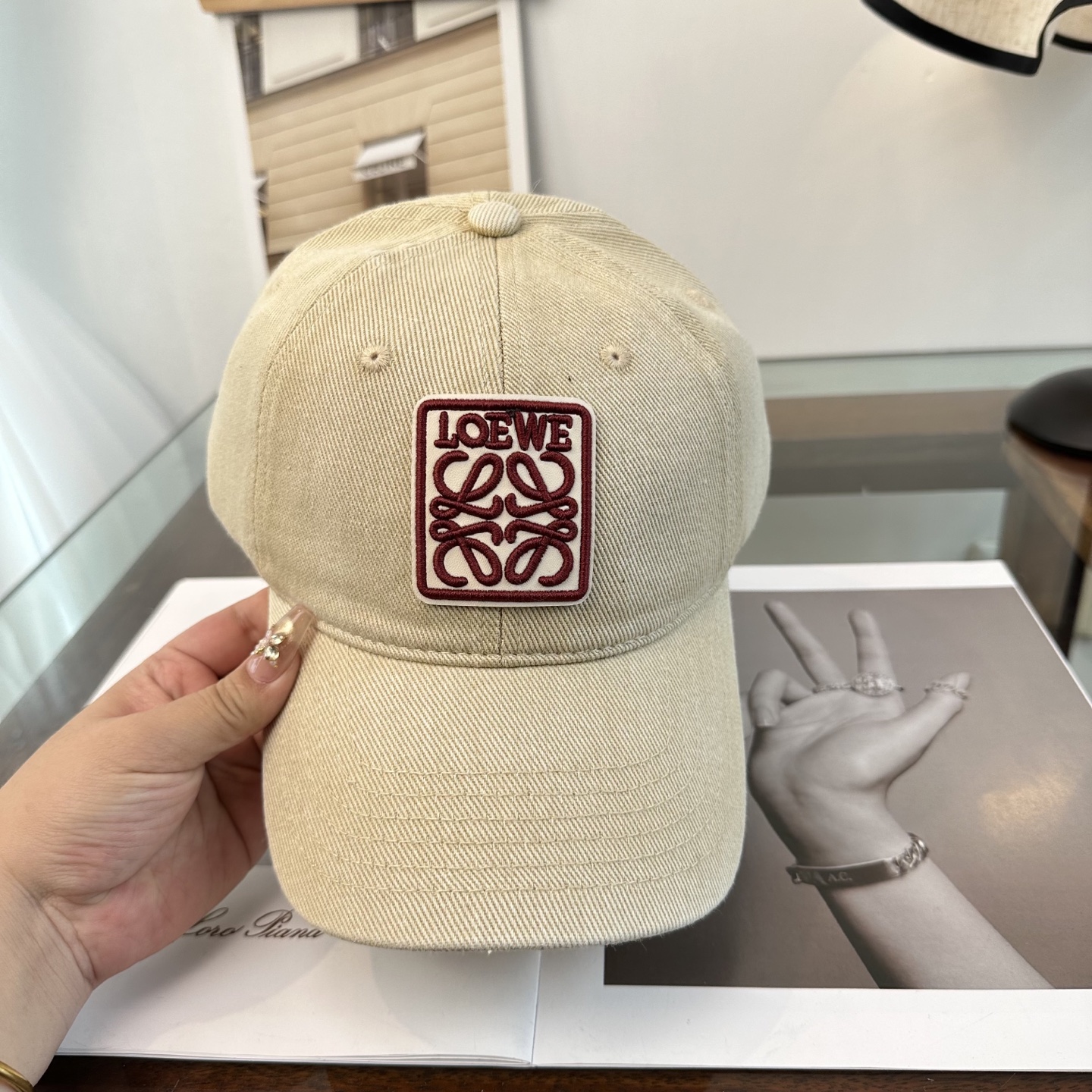 Loewe罗意威26春棒球们颜值担当，遮阳挡风的四季款，闭眼入不会撞款喔！版型挺阔 面料很好喔