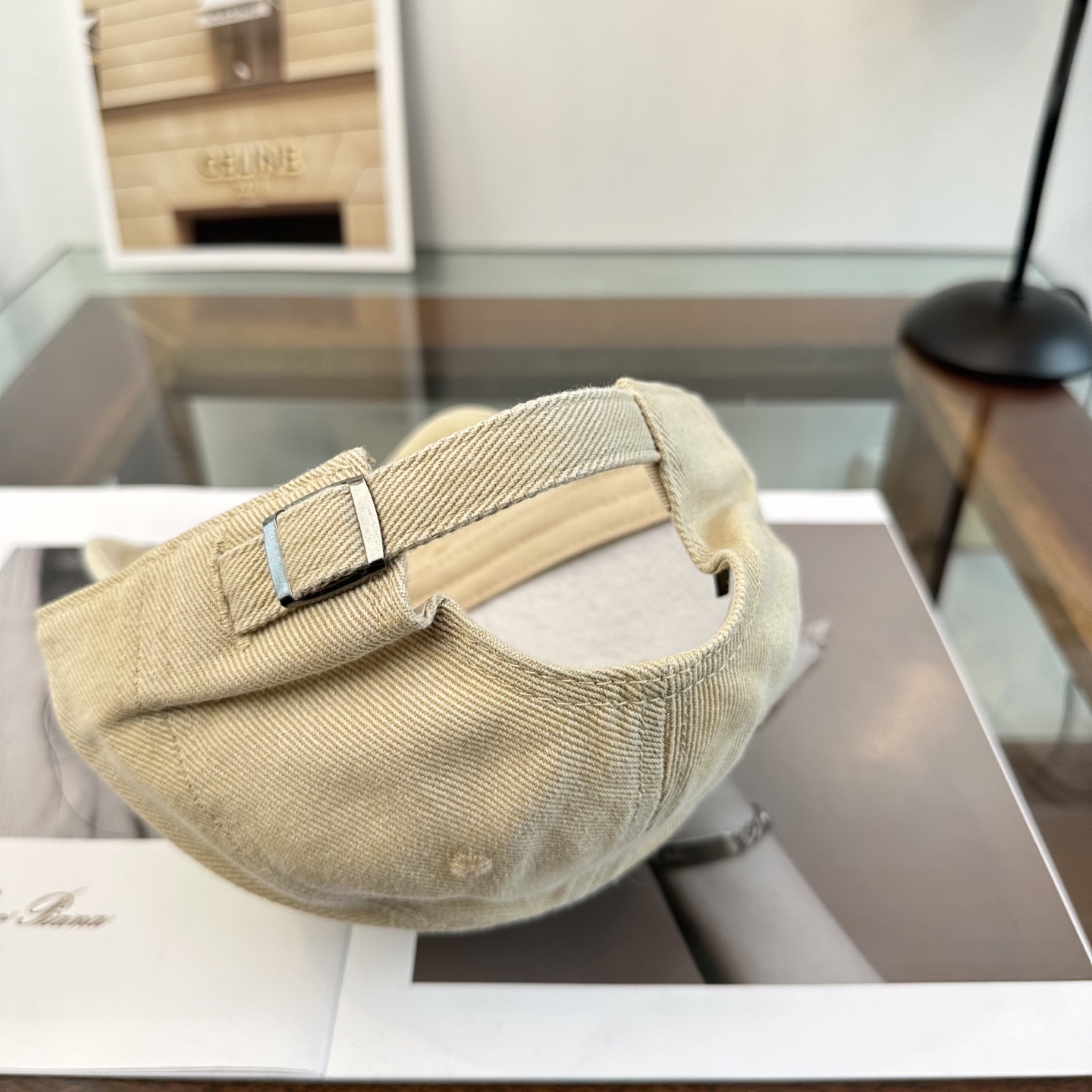 Loewe罗意威26春棒球们颜值担当，遮阳挡风的四季款，闭眼入不会撞款喔！版型挺阔 面料很好喔