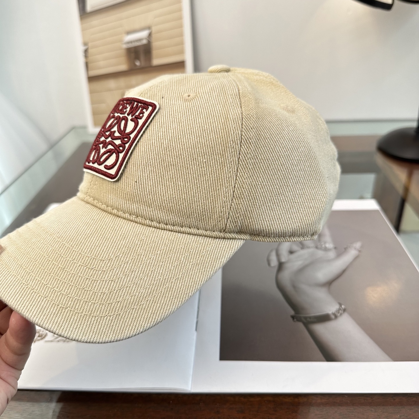 Loewe罗意威26春棒球们颜值担当，遮阳挡风的四季款，闭眼入不会撞款喔！版型挺阔 面料很好喔