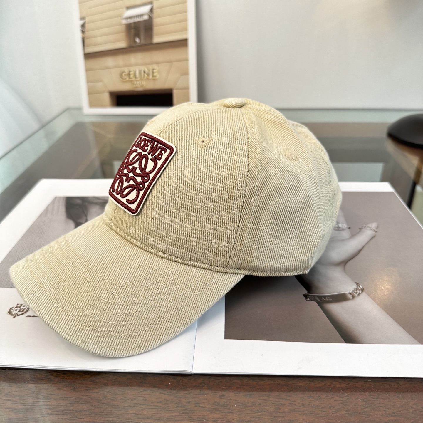 Loewe罗意威26春棒球们颜值担当，遮阳挡风的四季款，闭眼入不会撞款喔！版型挺阔 面料很好喔