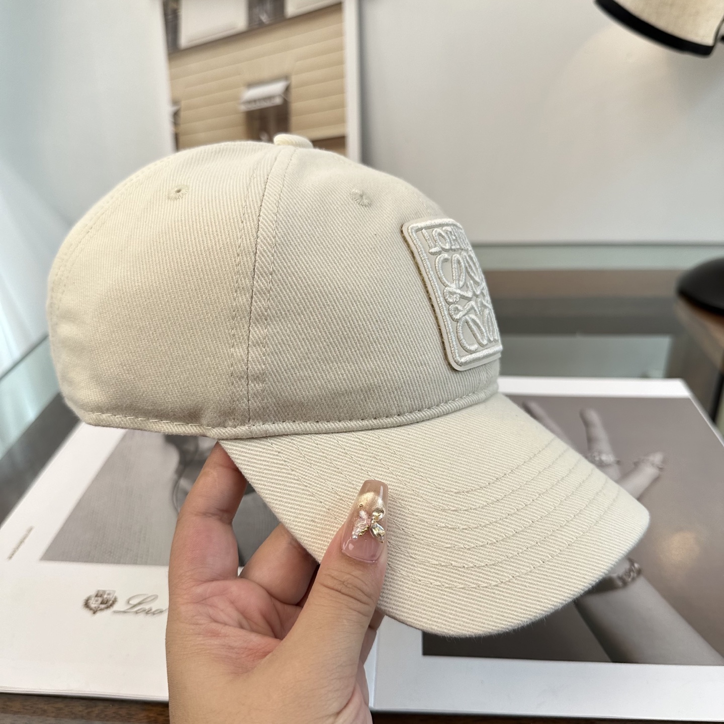 Loewe罗意威26春棒球们颜值担当，遮阳挡风的四季款，闭眼入不会撞款喔！版型挺阔 面料很好喔