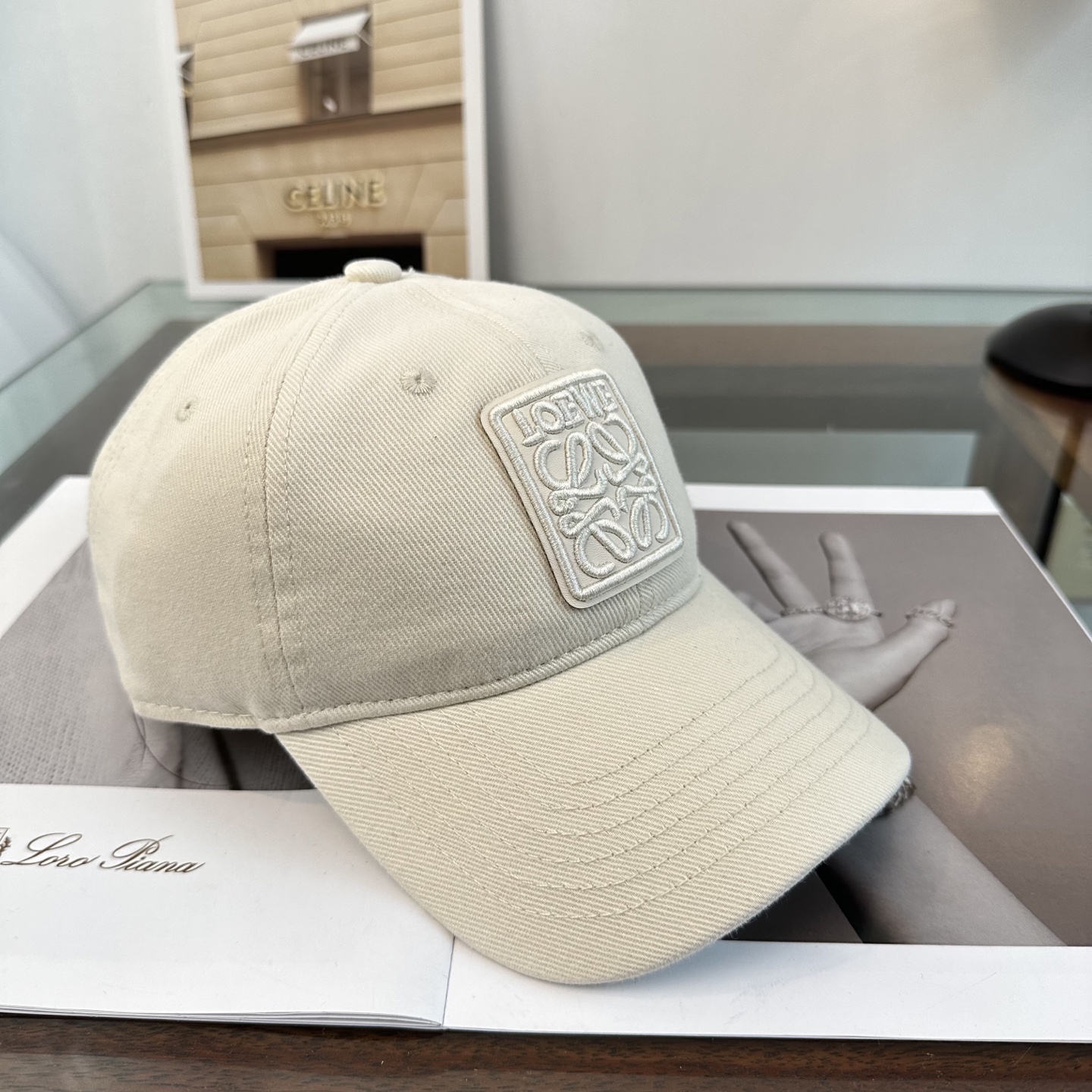 Loewe罗意威26春棒球们颜值担当，遮阳挡风的四季款，闭眼入不会撞款喔！版型挺阔 面料很好喔