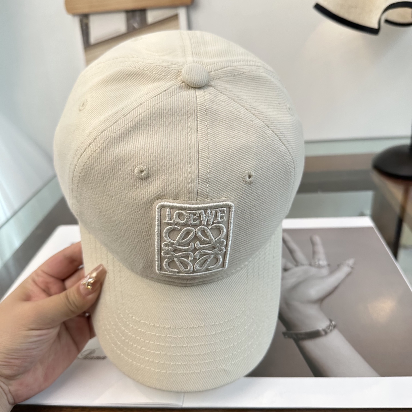 Loewe罗意威26春棒球们颜值担当，遮阳挡风的四季款，闭眼入不会撞款喔！版型挺阔 面料很好喔