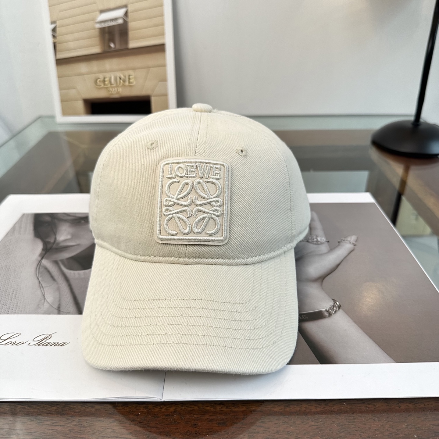 Loewe罗意威26春棒球们颜值担当，遮阳挡风的四季款，闭眼入不会撞款喔！版型挺阔 面料很好喔