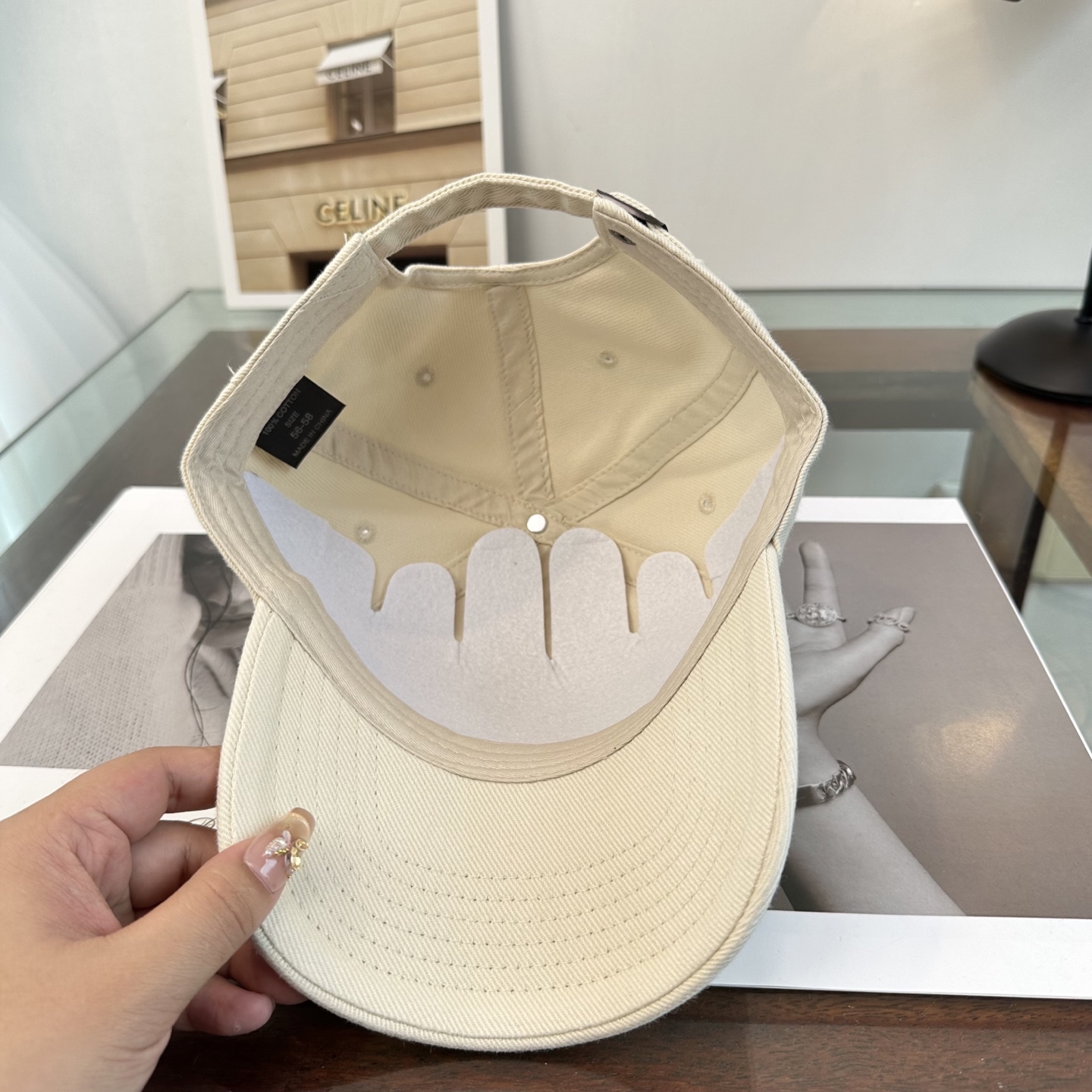 Loewe罗意威26春棒球们颜值担当，遮阳挡风的四季款，闭眼入不会撞款喔！版型挺阔 面料很好喔