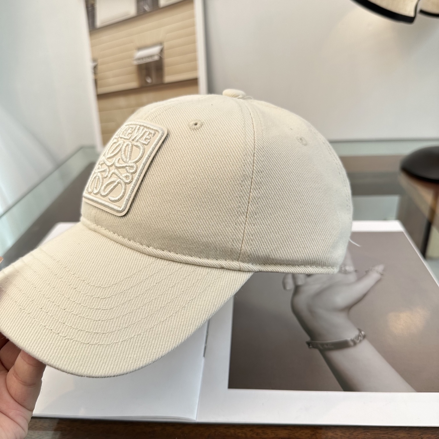 Loewe罗意威26春棒球们颜值担当，遮阳挡风的四季款，闭眼入不会撞款喔！版型挺阔 面料很好喔