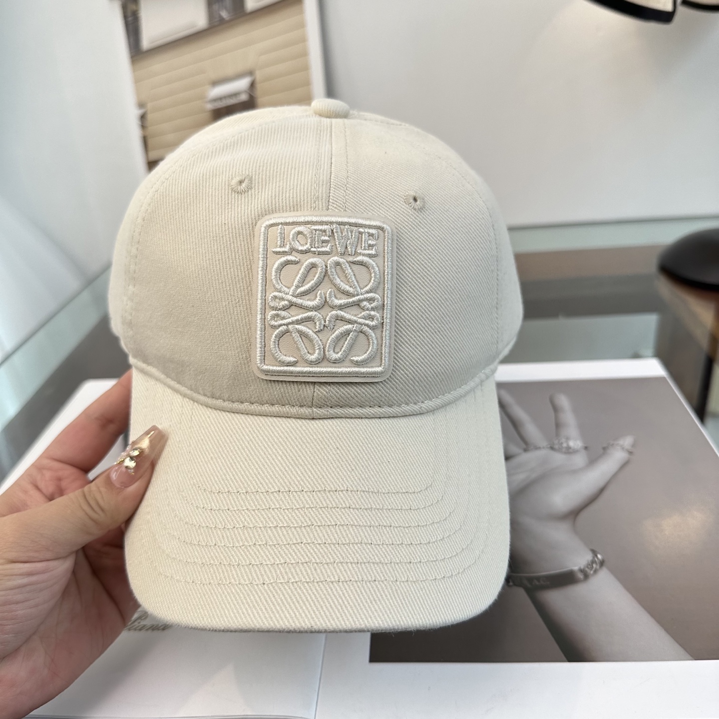 Loewe罗意威26春棒球们颜值担当，遮阳挡风的四季款，闭眼入不会撞款喔！版型挺阔 面料很好喔