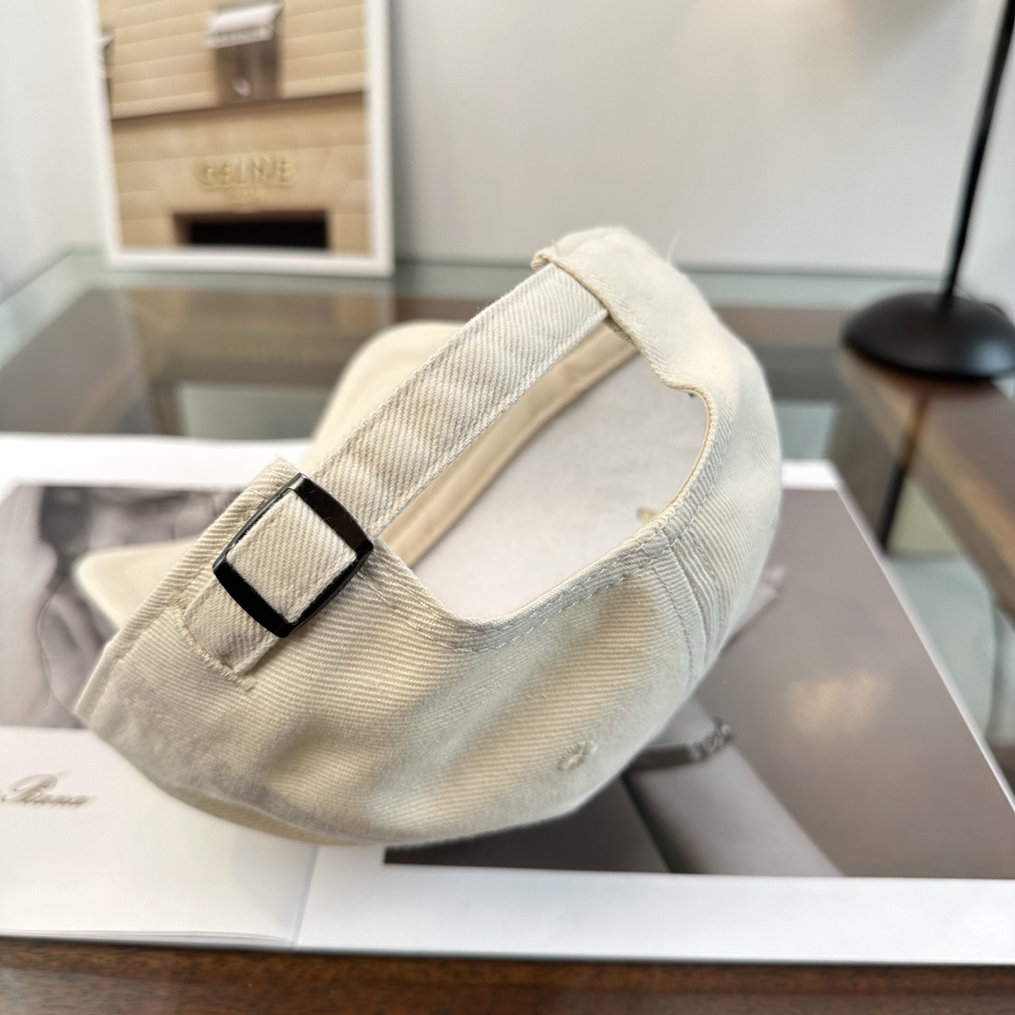 Loewe罗意威26春棒球们颜值担当，遮阳挡风的四季款，闭眼入不会撞款喔！版型挺阔 面料很好喔