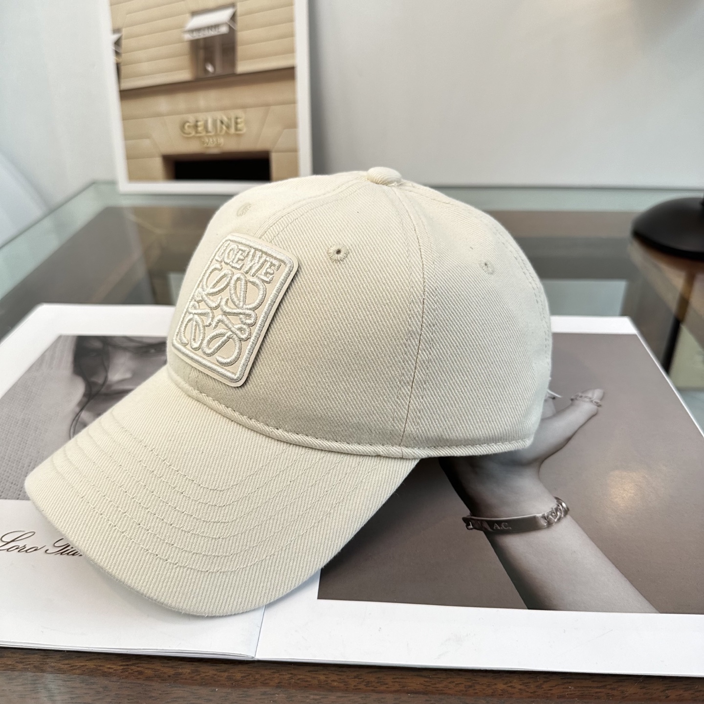 Loewe罗意威26春棒球们颜值担当，遮阳挡风的四季款，闭眼入不会撞款喔！版型挺阔 面料很好喔