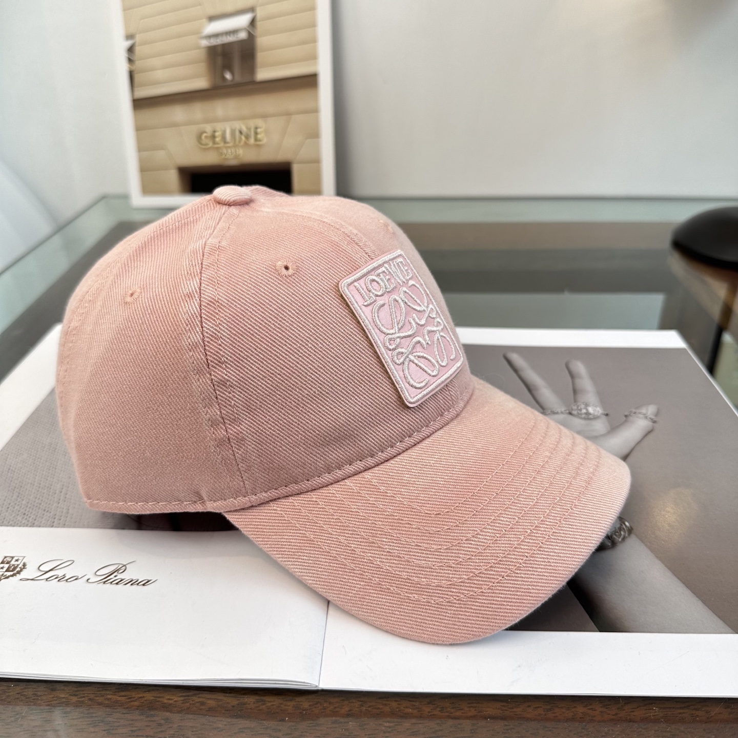 Loewe罗意威26春棒球们颜值担当，遮阳挡风的四季款，闭眼入不会撞款喔！版型挺阔 面料很好喔