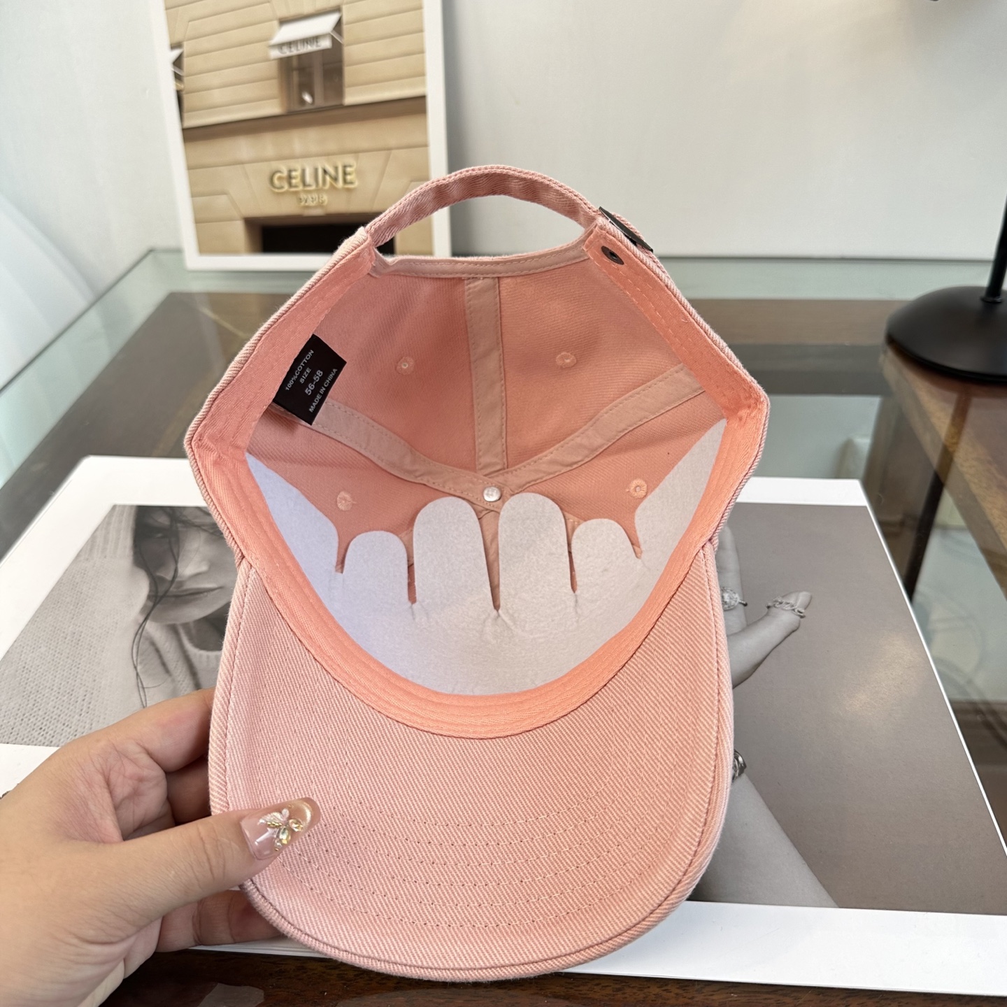 Loewe罗意威26春棒球们颜值担当，遮阳挡风的四季款，闭眼入不会撞款喔！版型挺阔 面料很好喔