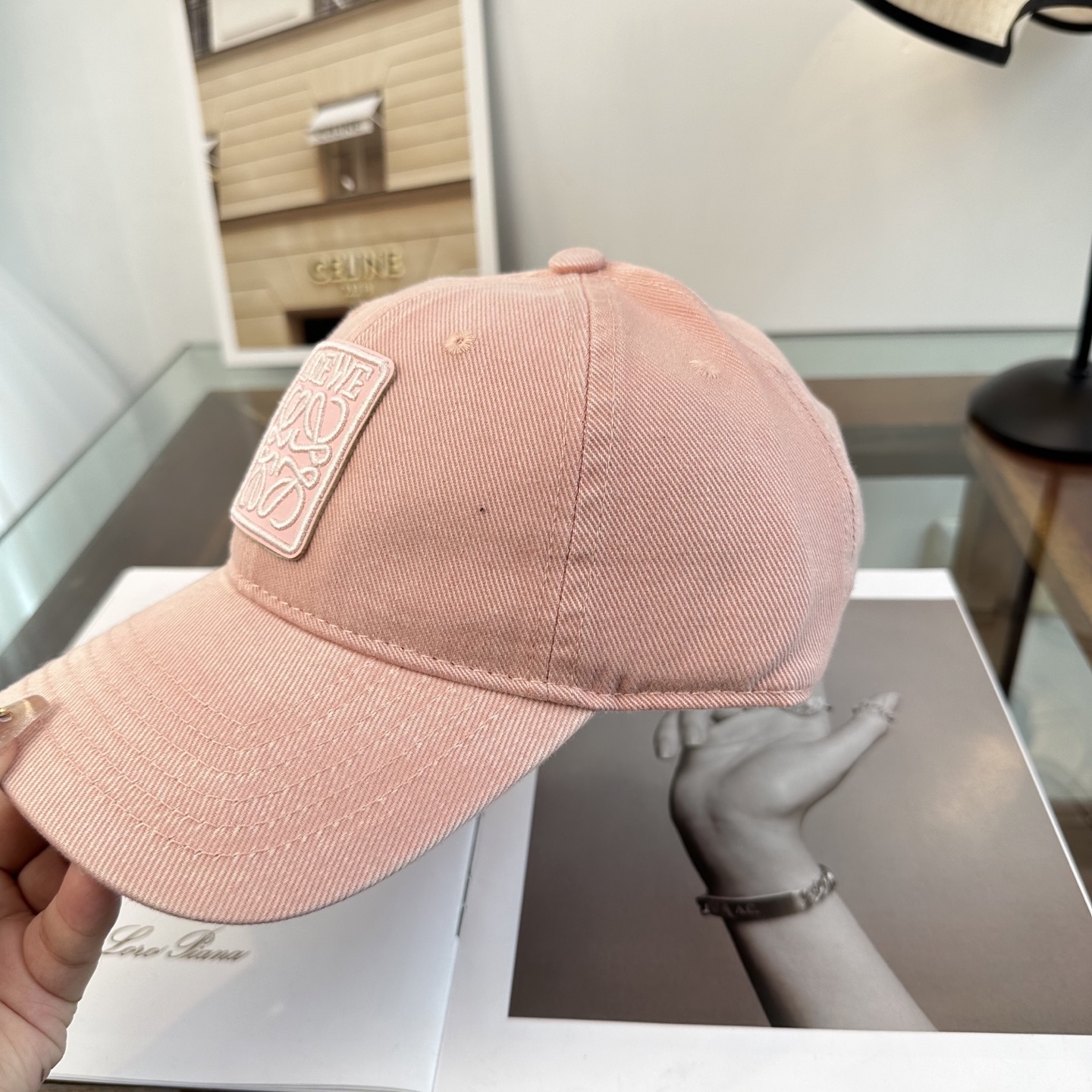 Loewe罗意威26春棒球们颜值担当，遮阳挡风的四季款，闭眼入不会撞款喔！版型挺阔 面料很好喔