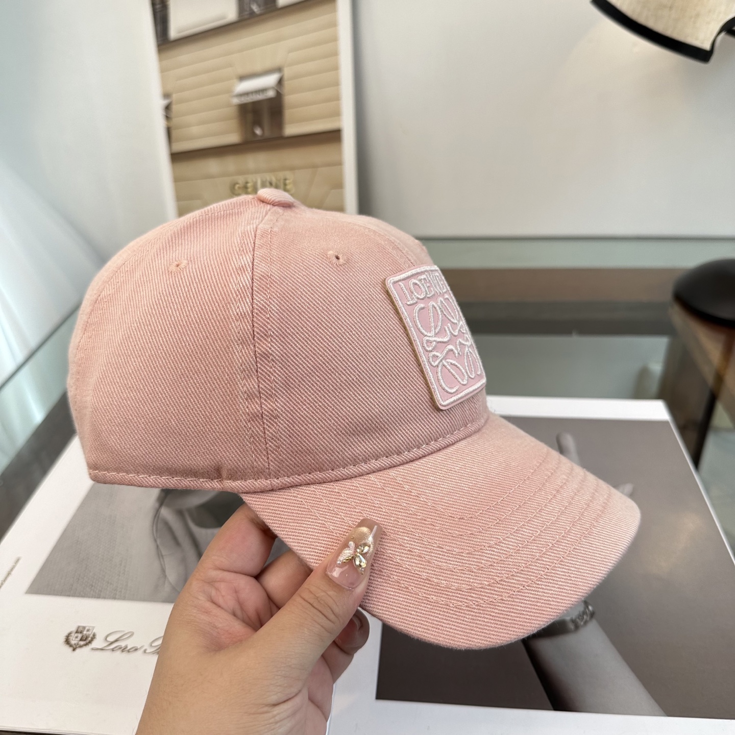 Loewe罗意威26春棒球们颜值担当，遮阳挡风的四季款，闭眼入不会撞款喔！版型挺阔 面料很好喔