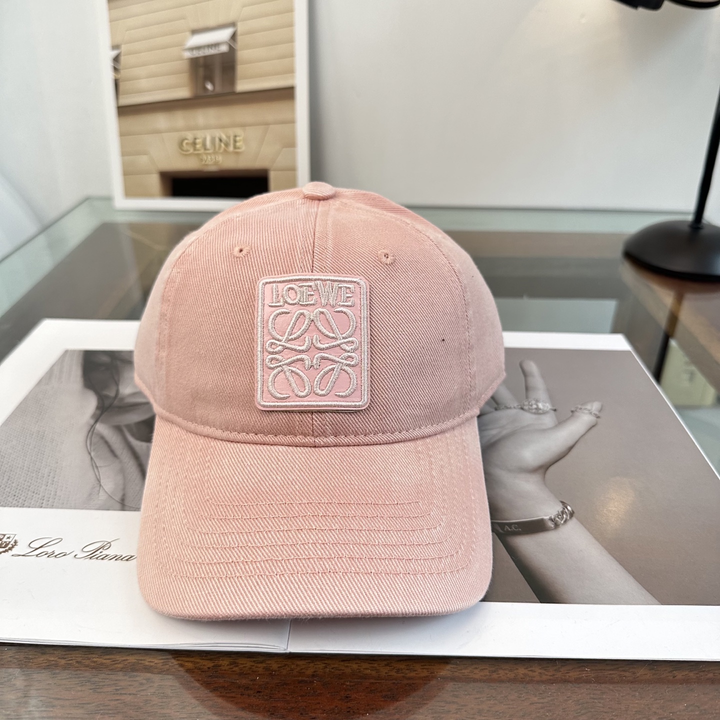 Loewe罗意威26春棒球们颜值担当，遮阳挡风的四季款，闭眼入不会撞款喔！版型挺阔 面料很好喔