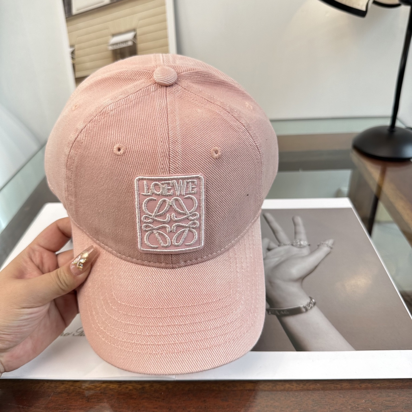 Loewe罗意威26春棒球们颜值担当，遮阳挡风的四季款，闭眼入不会撞款喔！版型挺阔 面料很好喔