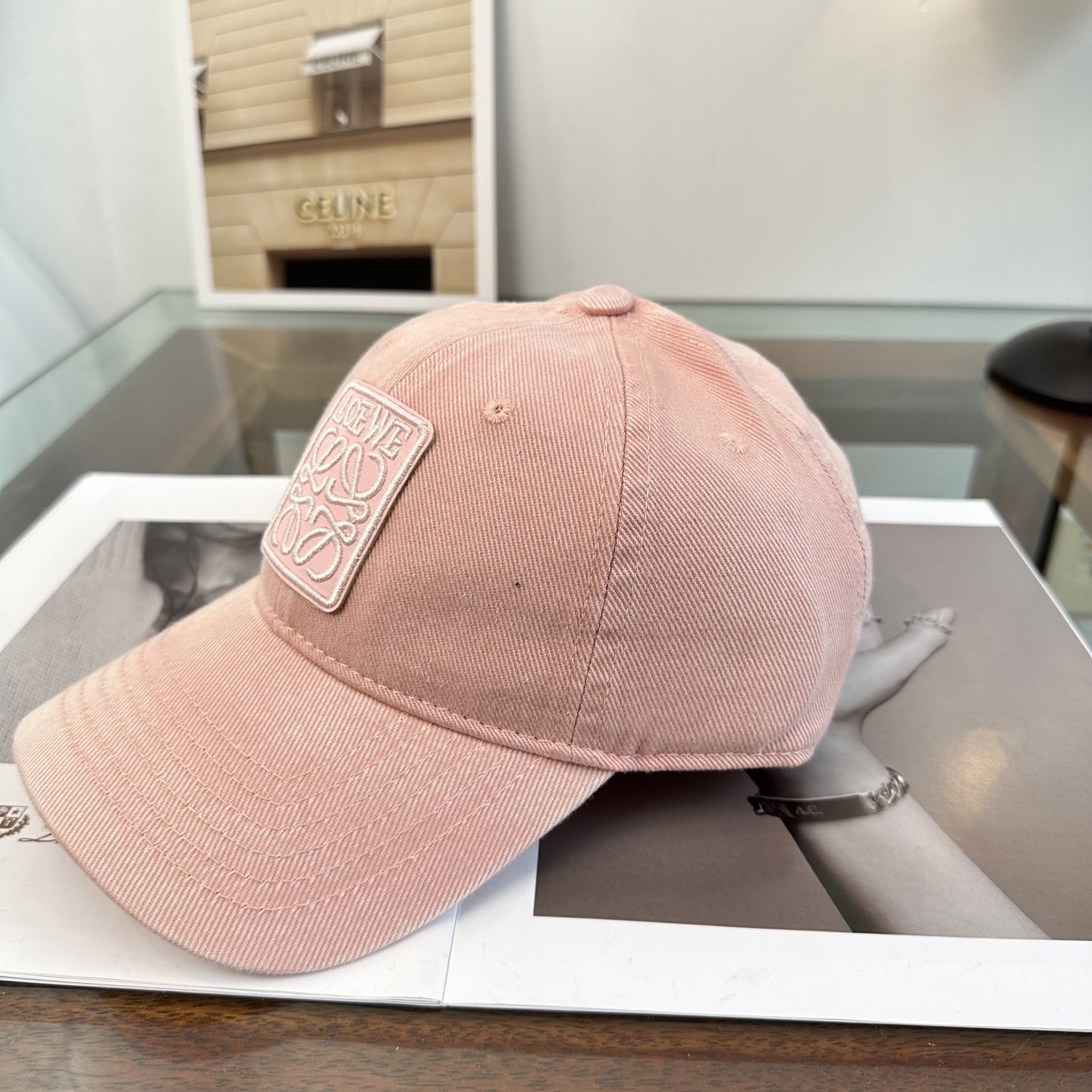 Loewe罗意威26春棒球们颜值担当，遮阳挡风的四季款，闭眼入不会撞款喔！版型挺阔 面料很好喔