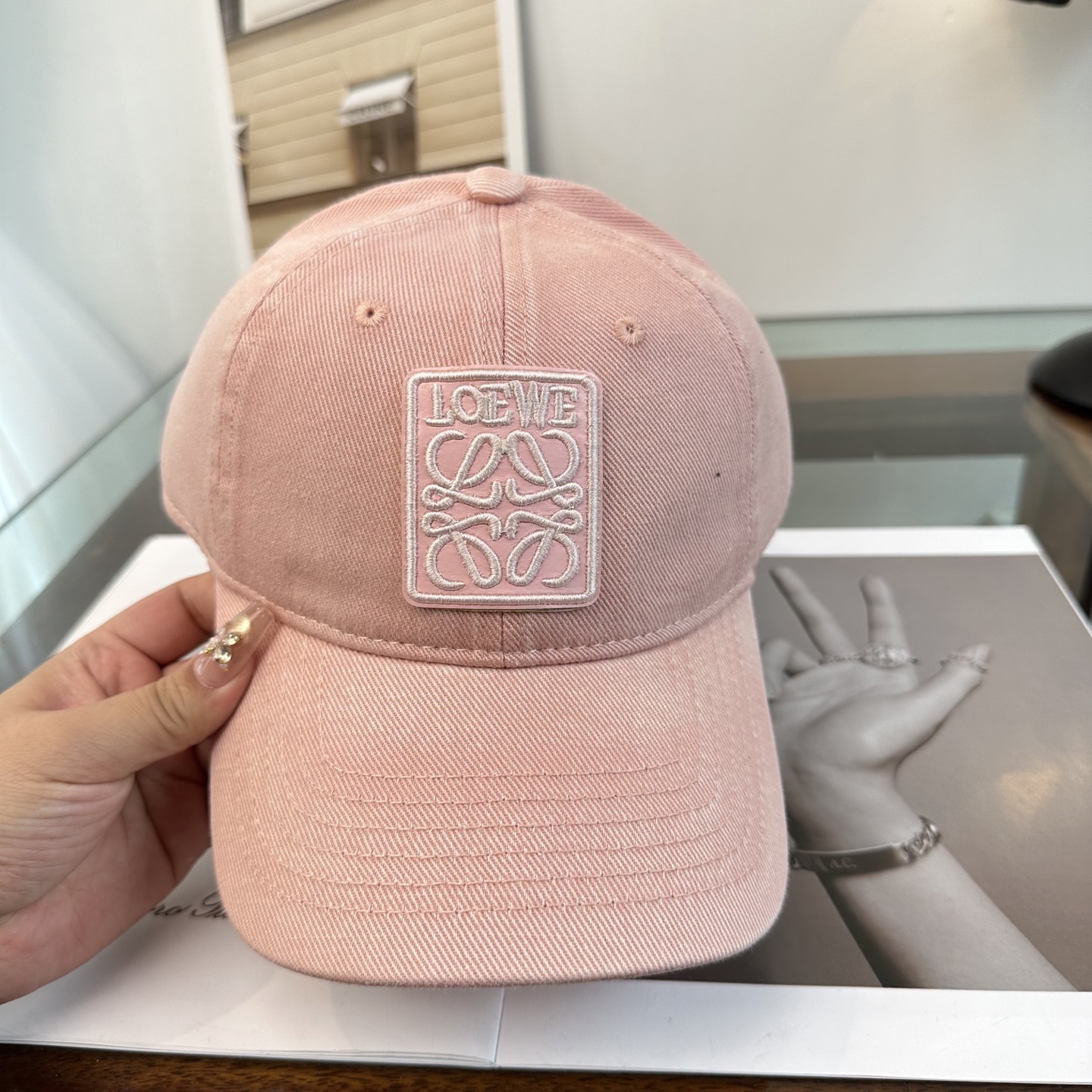 Loewe罗意威26春棒球们颜值担当，遮阳挡风的四季款，闭眼入不会撞款喔！版型挺阔 面料很好喔