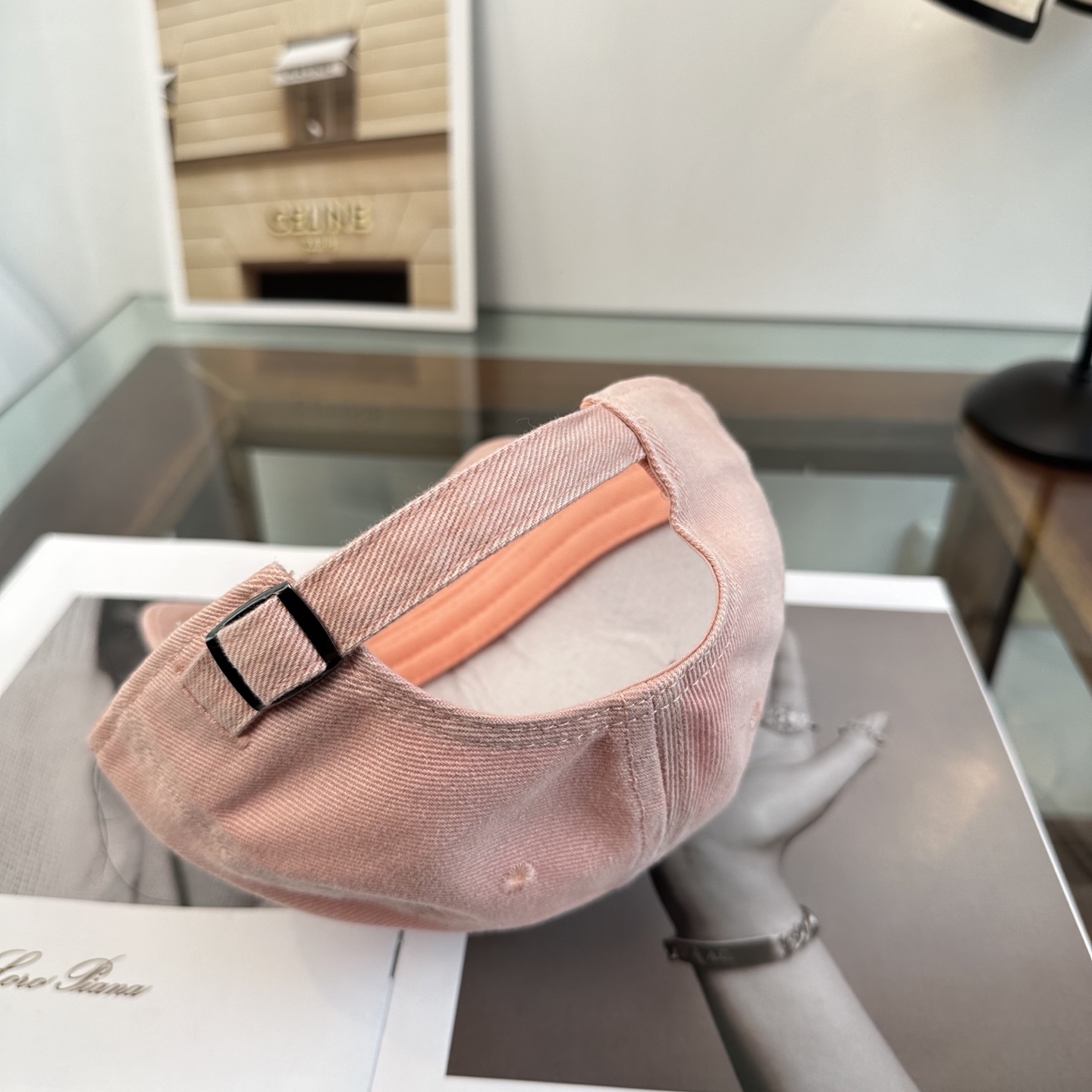 Loewe罗意威26春棒球们颜值担当，遮阳挡风的四季款，闭眼入不会撞款喔！版型挺阔 面料很好喔