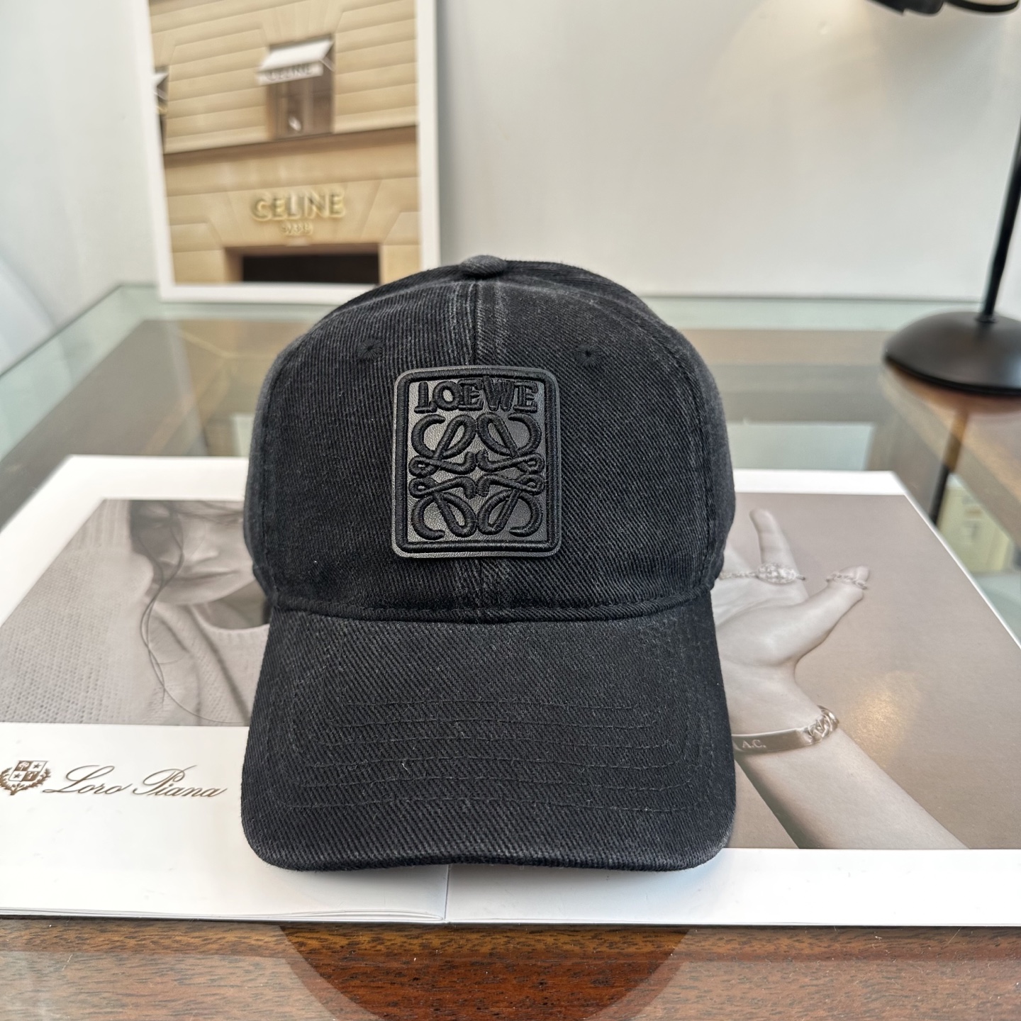 Loewe罗意威26春棒球们颜值担当，遮阳挡风的四季款，闭眼入不会撞款喔！版型挺阔 面料很好喔