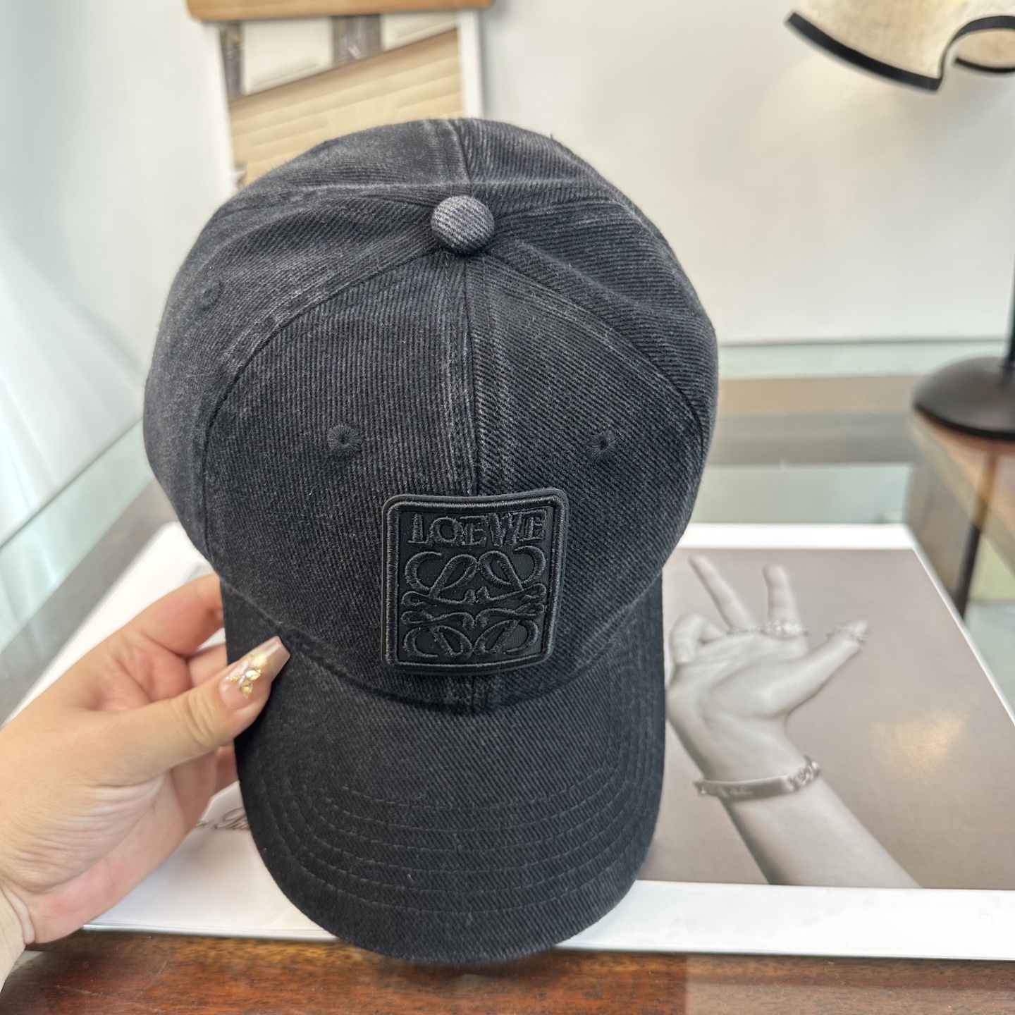 Loewe罗意威26春棒球们颜值担当，遮阳挡风的四季款，闭眼入不会撞款喔！版型挺阔 面料很好喔