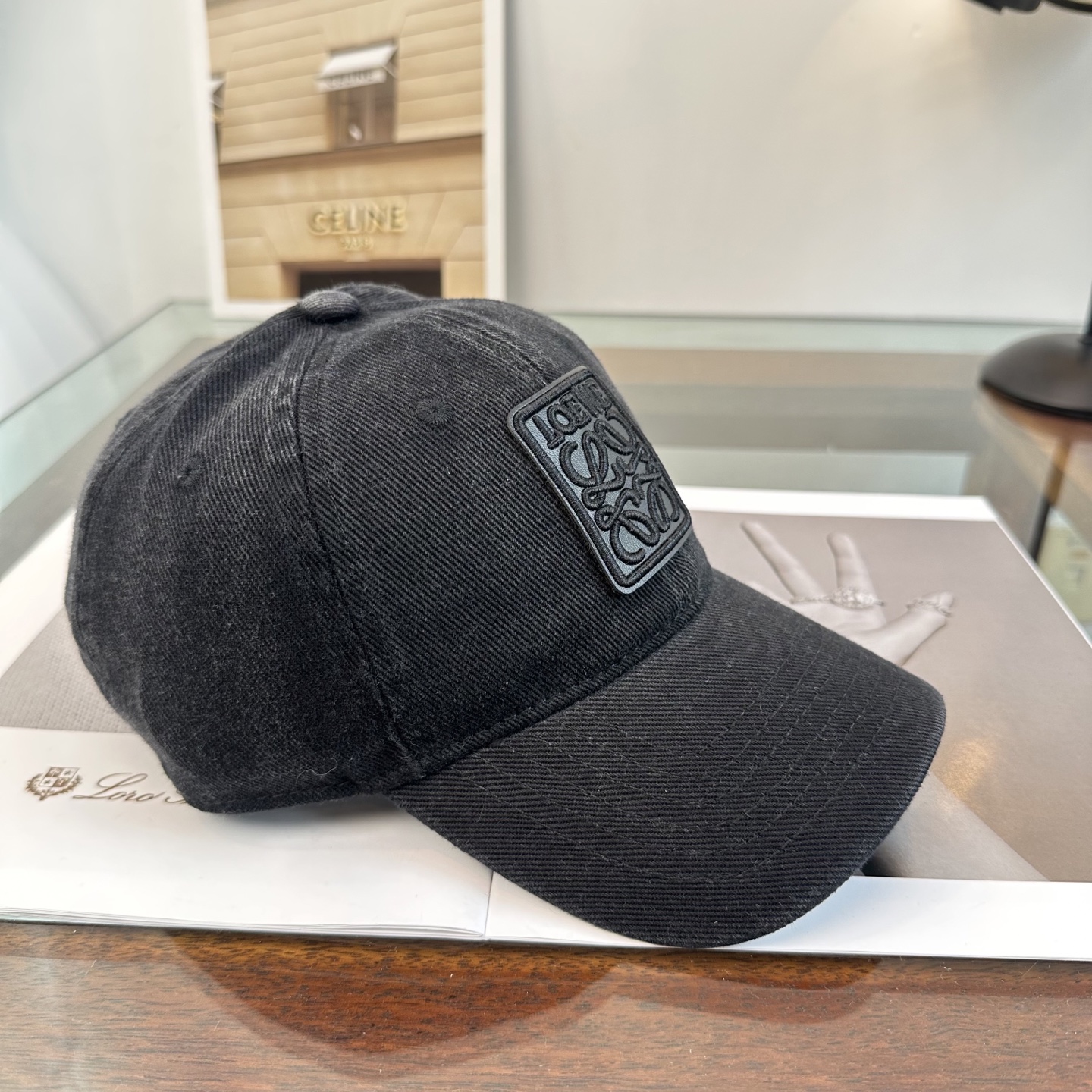 Loewe罗意威26春棒球们颜值担当，遮阳挡风的四季款，闭眼入不会撞款喔！版型挺阔 面料很好喔