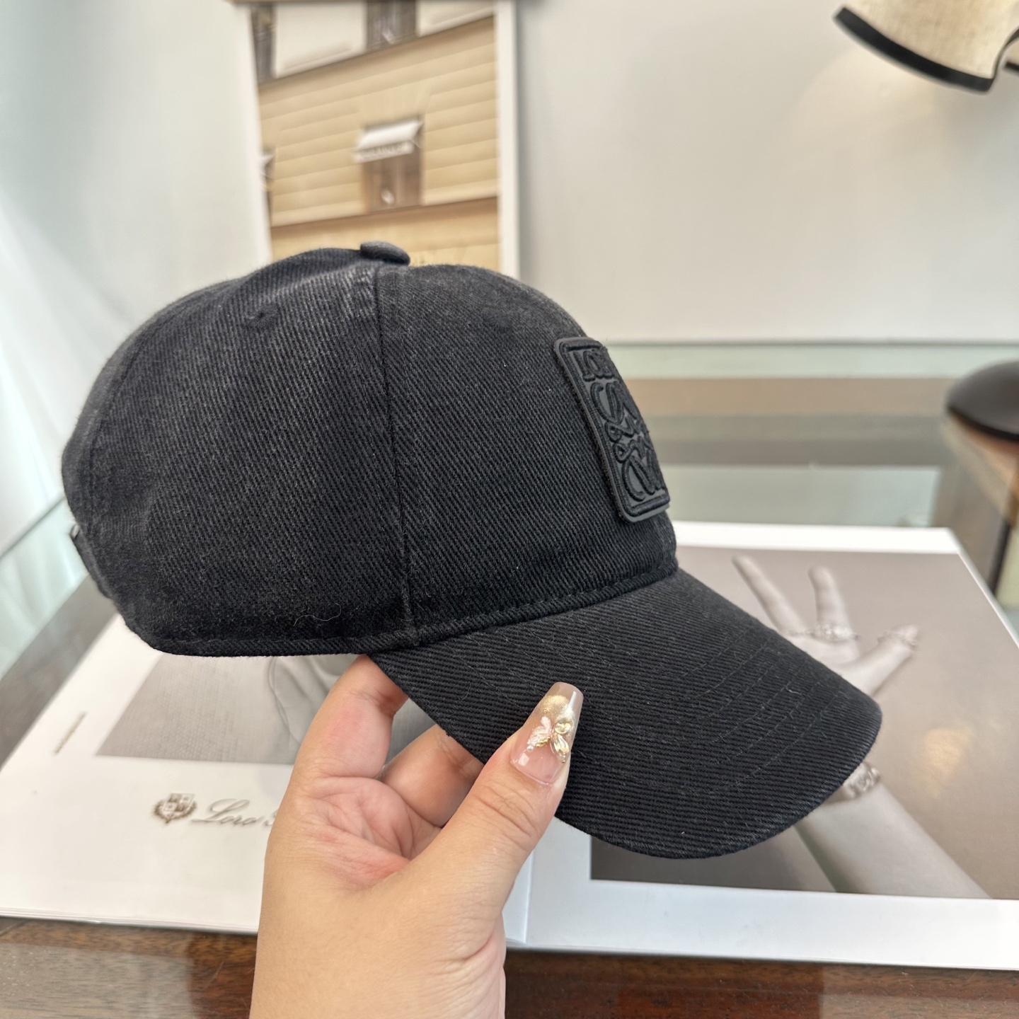 Loewe罗意威26春棒球们颜值担当，遮阳挡风的四季款，闭眼入不会撞款喔！版型挺阔 面料很好喔