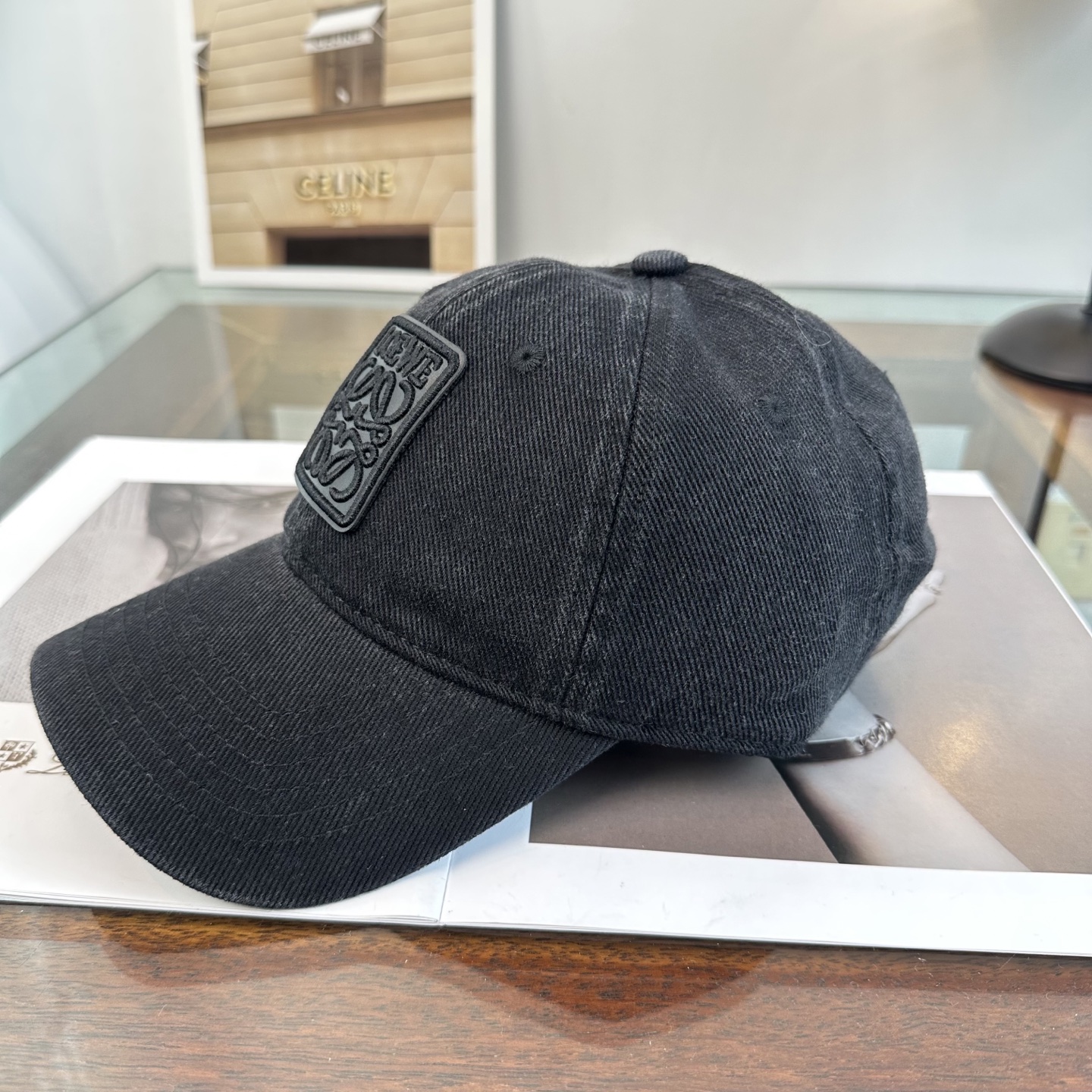 Loewe罗意威26春棒球们颜值担当，遮阳挡风的四季款，闭眼入不会撞款喔！版型挺阔 面料很好喔