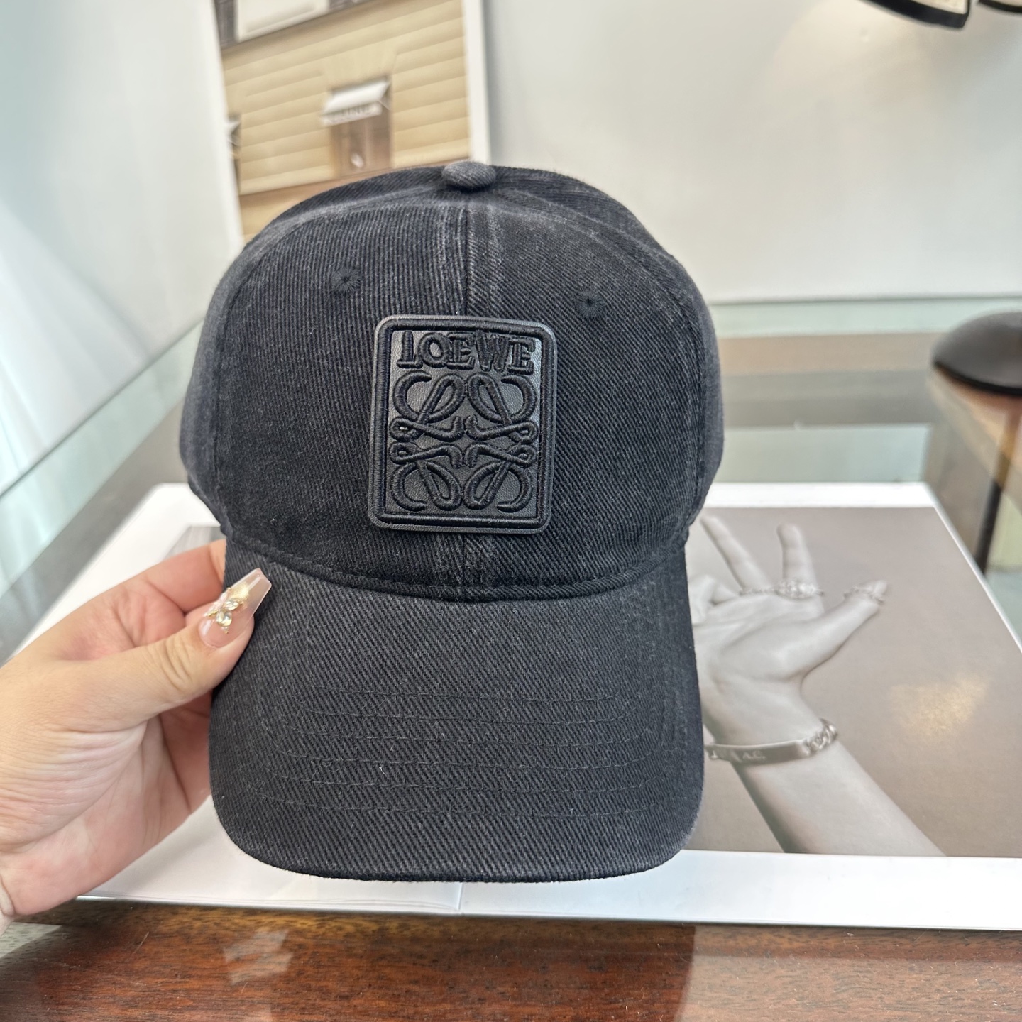 Loewe罗意威26春棒球们颜值担当，遮阳挡风的四季款，闭眼入不会撞款喔！版型挺阔 面料很好喔