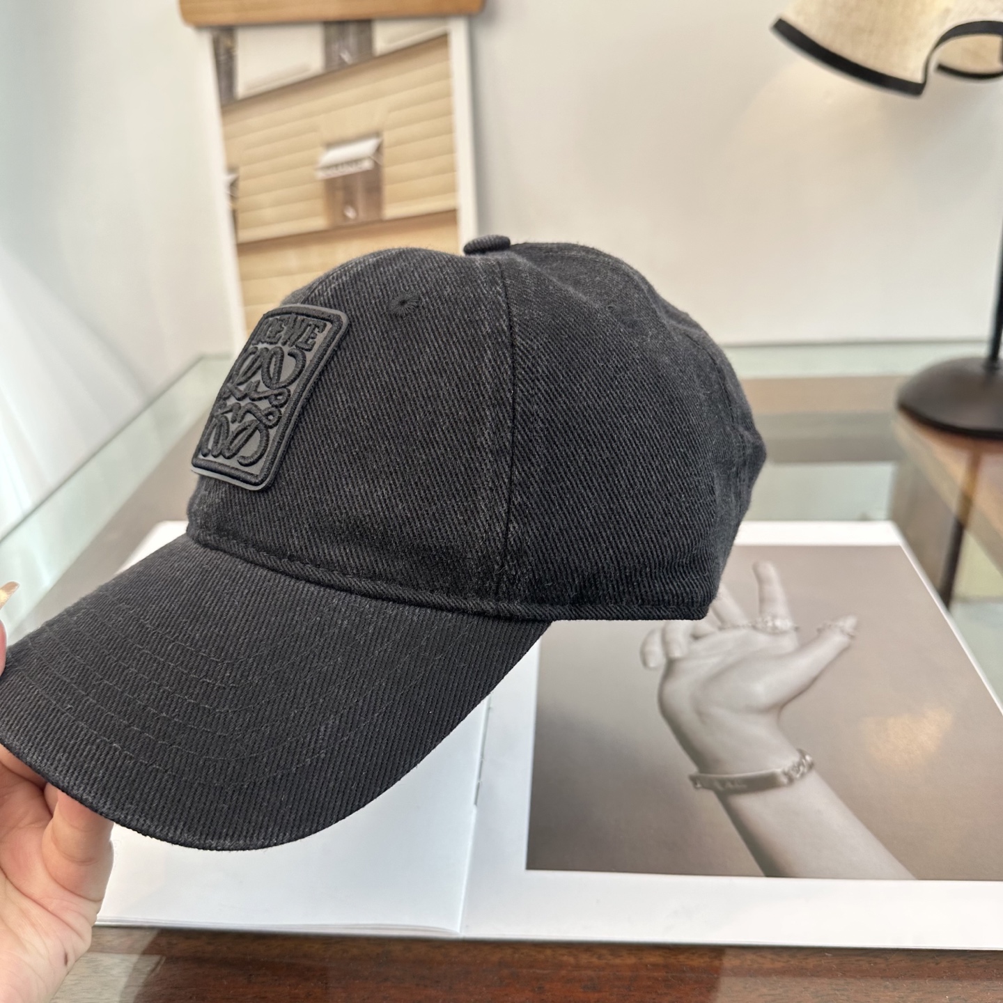 Loewe罗意威26春棒球们颜值担当，遮阳挡风的四季款，闭眼入不会撞款喔！版型挺阔 面料很好喔