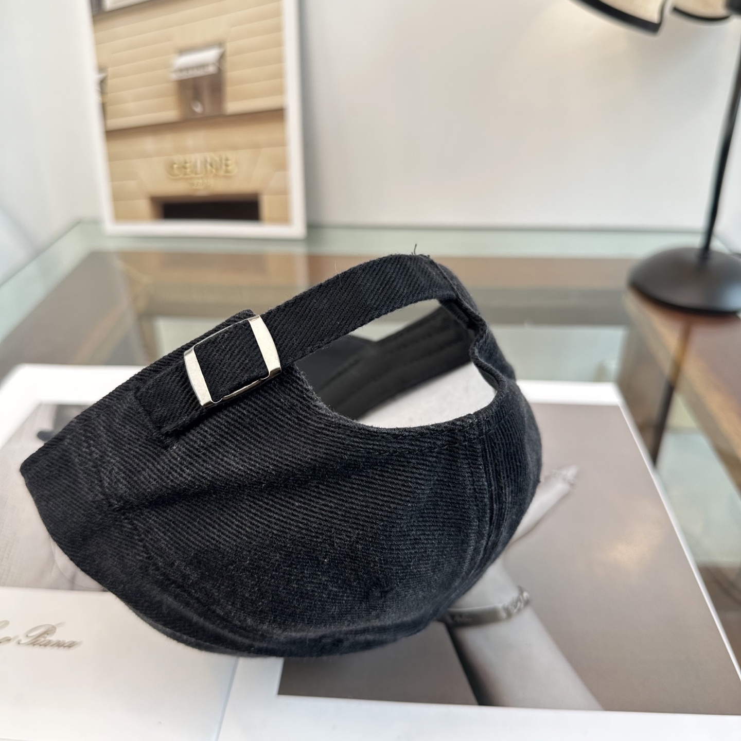 Loewe罗意威26春棒球们颜值担当，遮阳挡风的四季款，闭眼入不会撞款喔！版型挺阔 面料很好喔