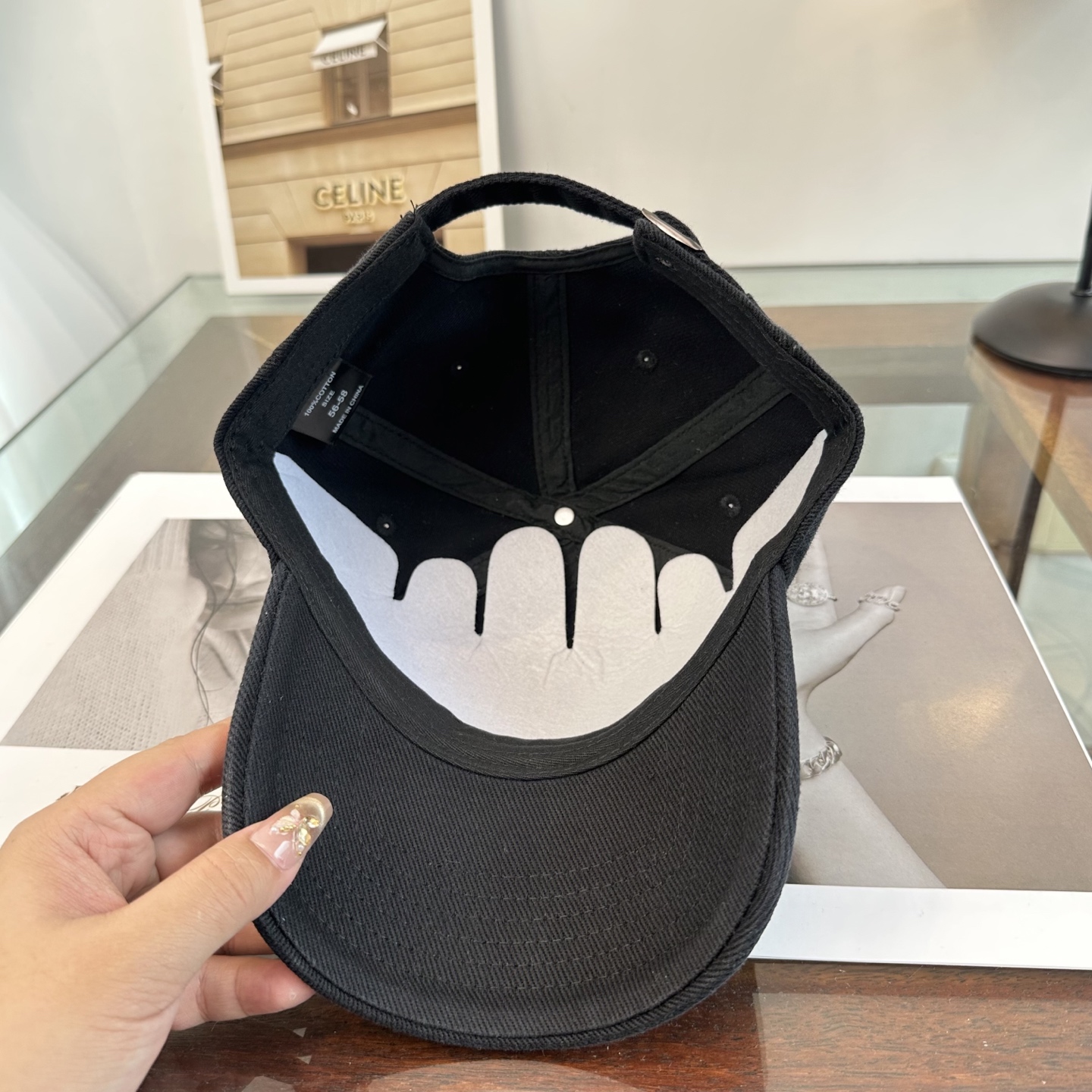 Loewe罗意威26春棒球们颜值担当，遮阳挡风的四季款，闭眼入不会撞款喔！版型挺阔 面料很好喔