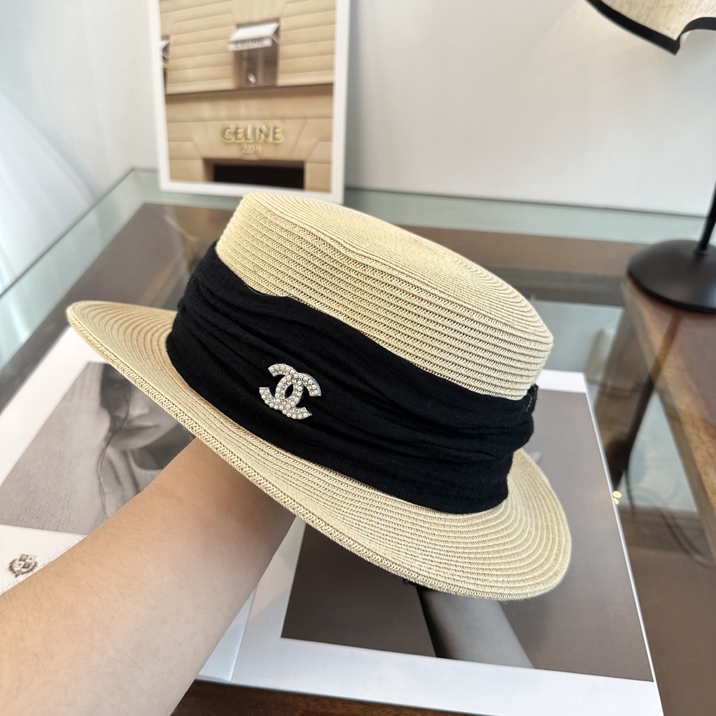 CHANEL香奈儿2026新款平顶草帽 夏天海边首选～新款材质编织而成～质感满分💯