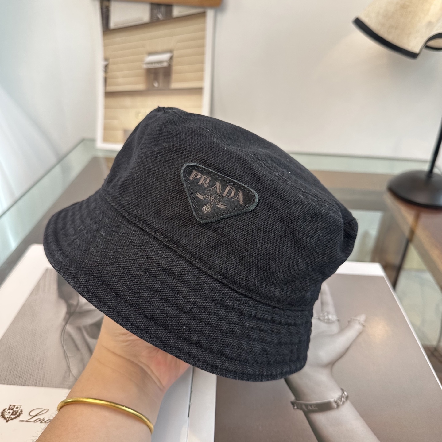 普拉达 Prada 经典三角标渔夫帽，显脸小 大牌款超好搭配，赶紧入手！