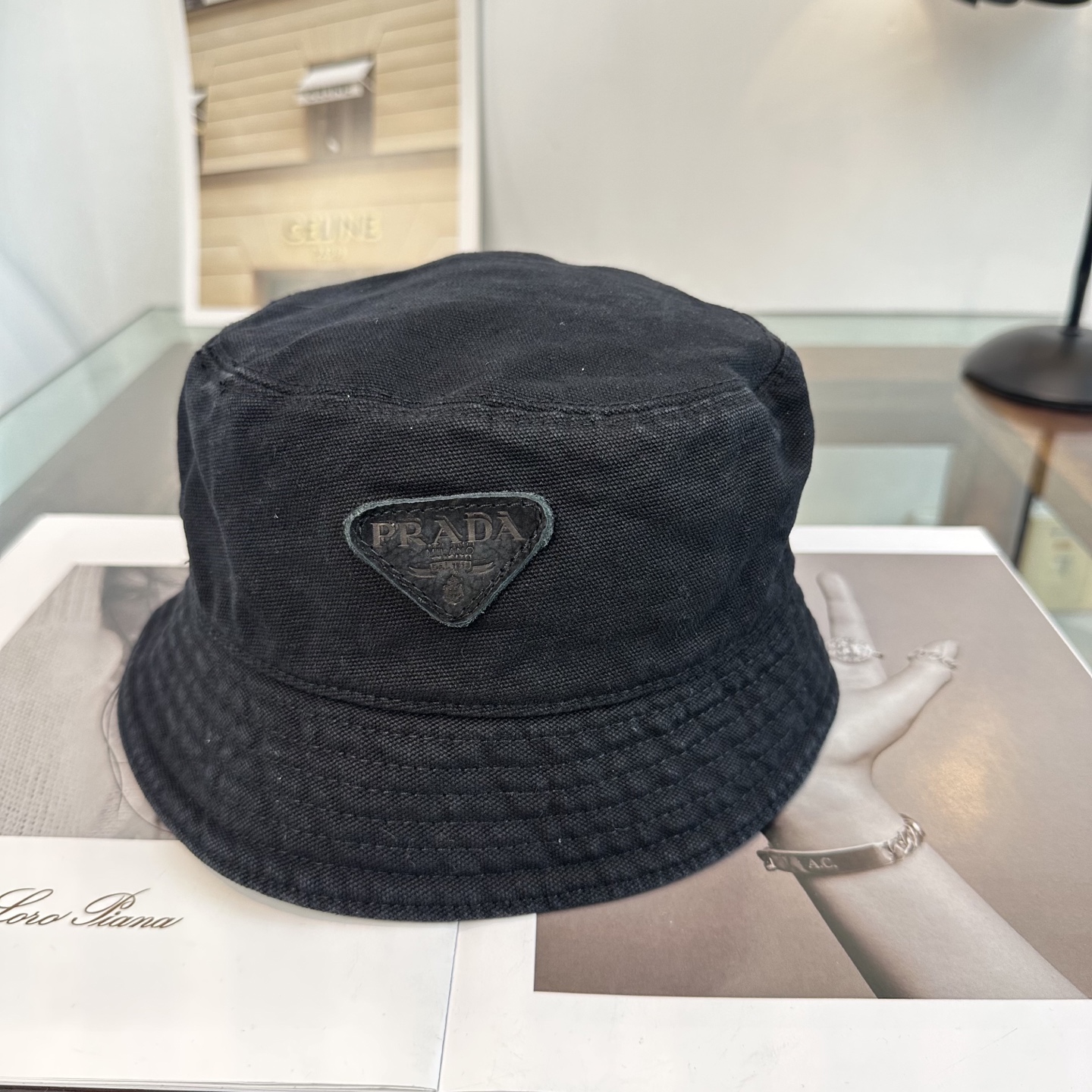 Prada 普拉达 Prada 三角标渔夫帽，显脸小 款超好搭配，赶紧入手