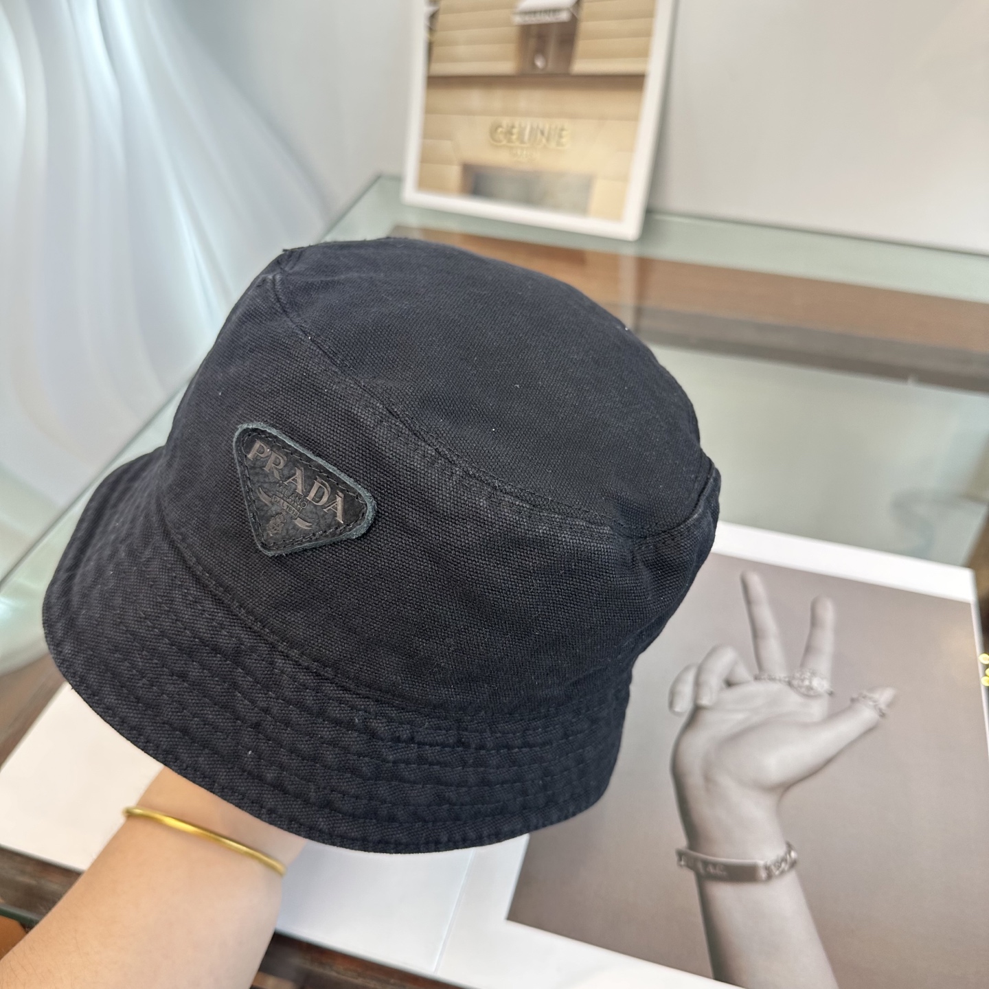 普拉达 Prada 经典三角标渔夫帽，显脸小 大牌款超好搭配，赶紧入手！