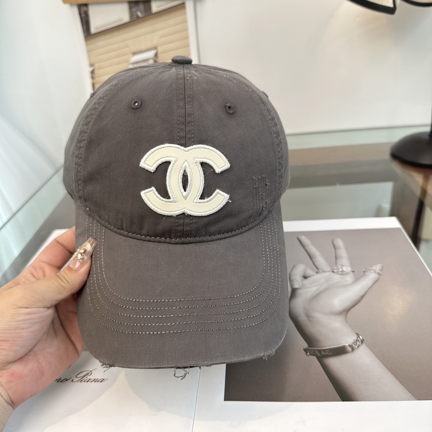 【CHANEL香奈儿】新款高级感唯美纹路小香风鸭舌帽 ，遮阳又超好搭配，出街单品 高货版本原单品质👄