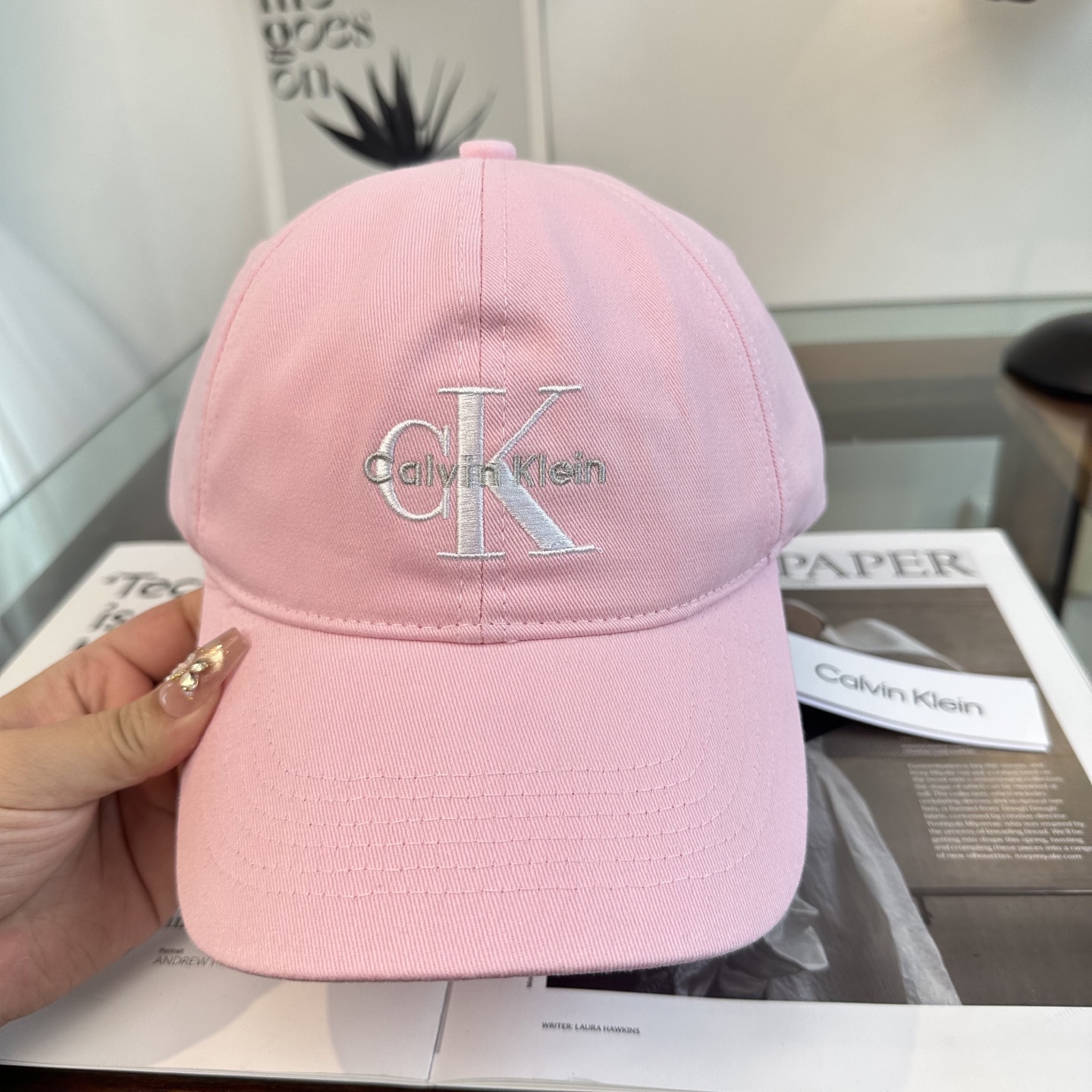 Calvin Klein，CKlogo春夏新款棒球帽 小红书推荐，时尚百搭，众多明星都喜欢的一款，非常爆