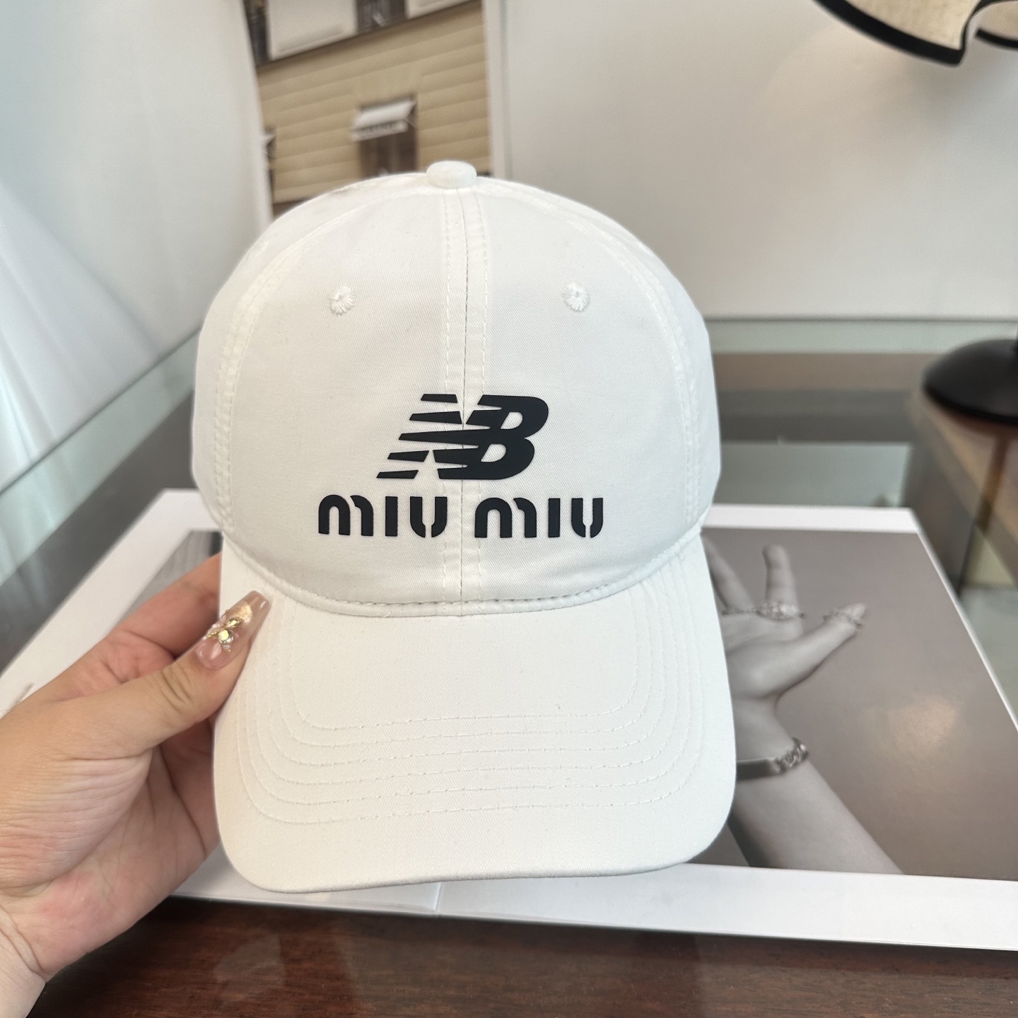 缪缪miumiu 棒球帽 简单休闲风的棒球帽 减龄百搭 适配度很高！简单随性~出街拍照拗造型非常加分~男