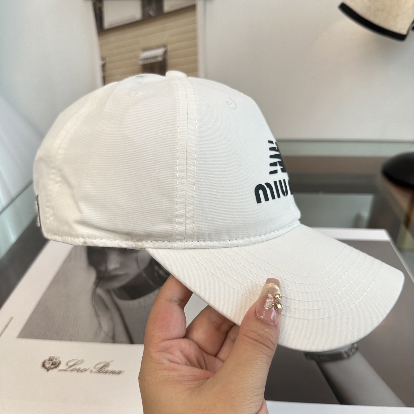 缪缪miumiu 棒球帽 简单休闲风的棒球帽 减龄百搭 适配度很高！简单随性~出街拍照拗造型非常加分~男