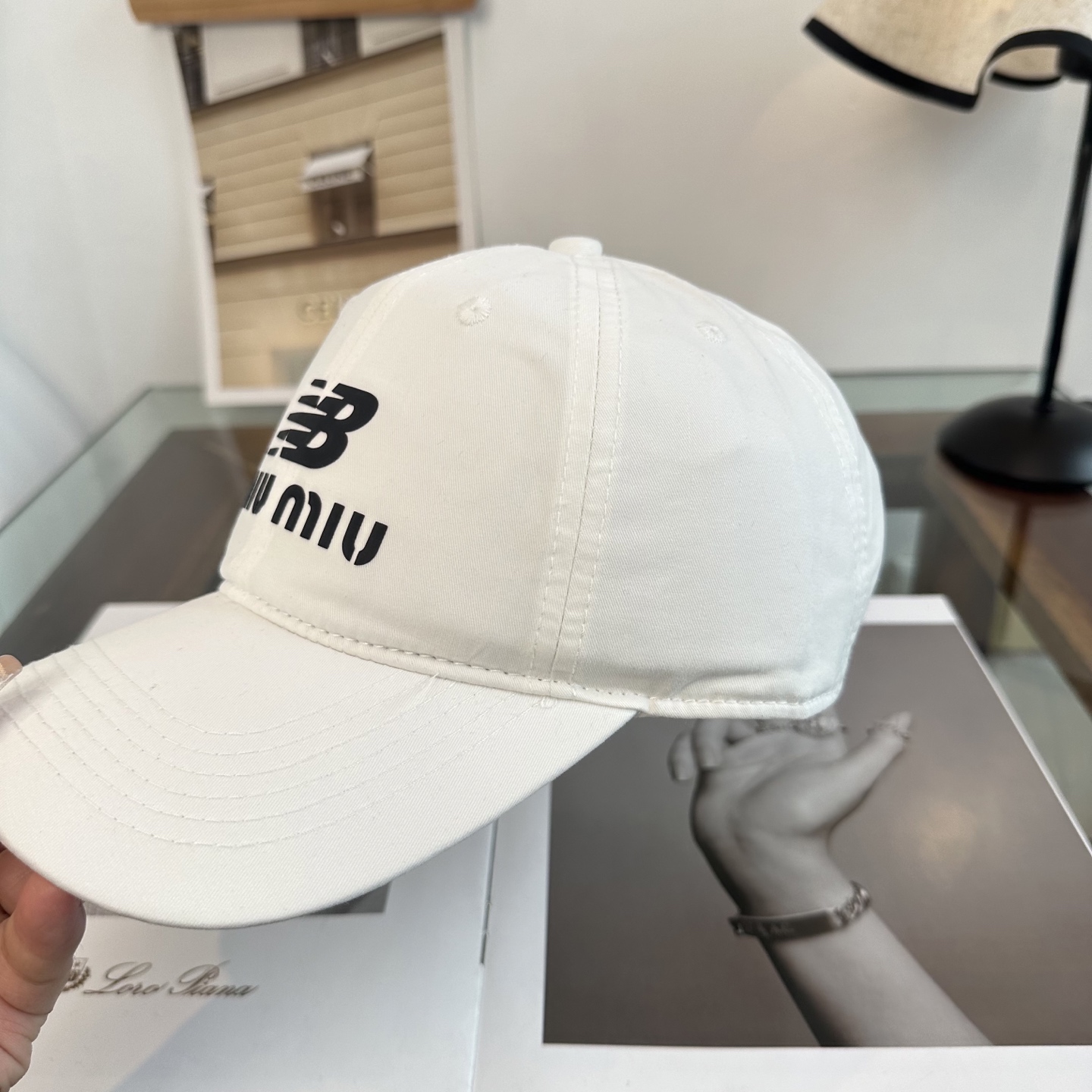 缪缪miumiu 棒球帽 简单休闲风的棒球帽 减龄百搭 适配度很高！简单随性~出街拍照拗造型非常加分~男